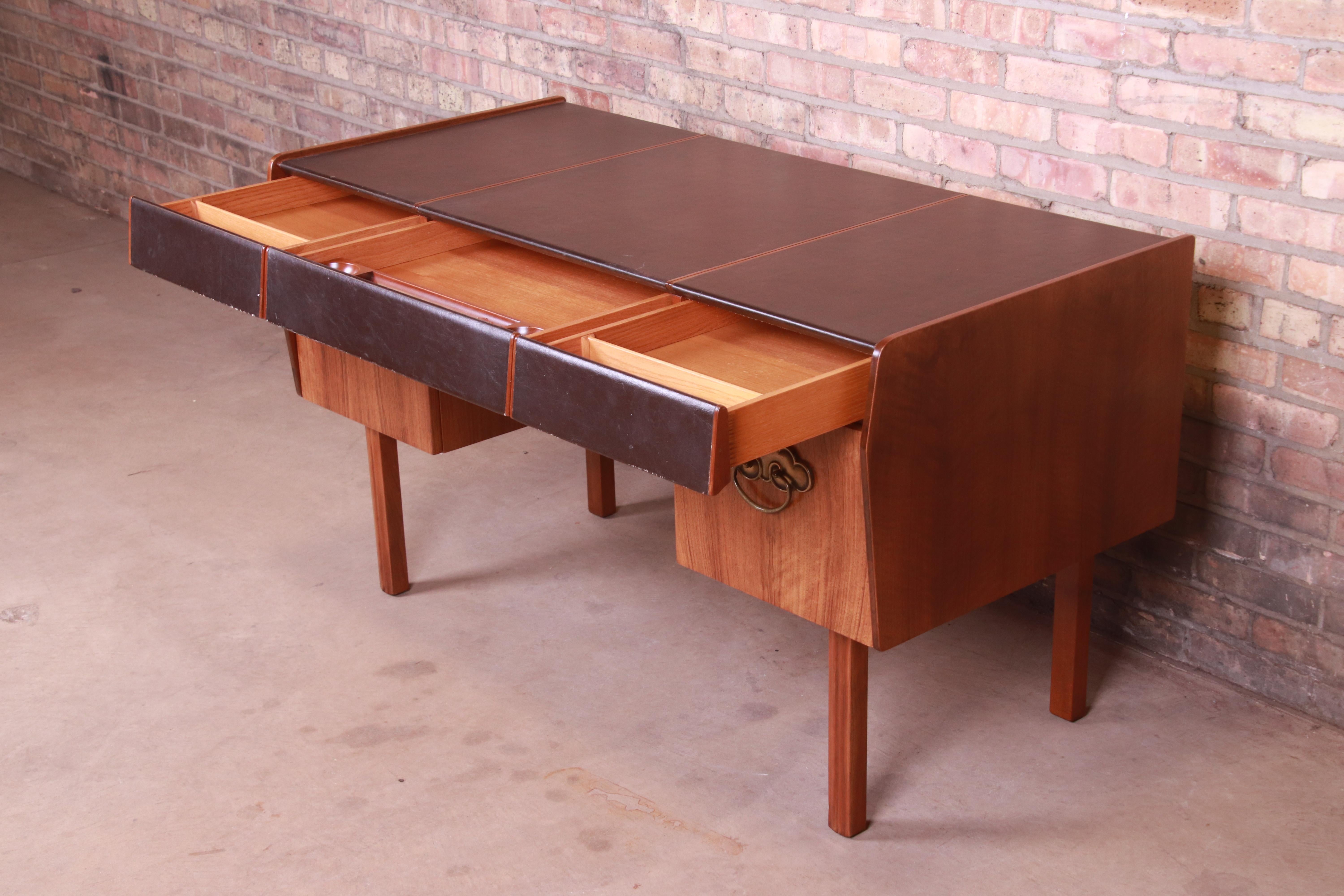 Bert England for John Widdicomb Mid-Century Modern Walnut Leather Top Desk For Sale 3