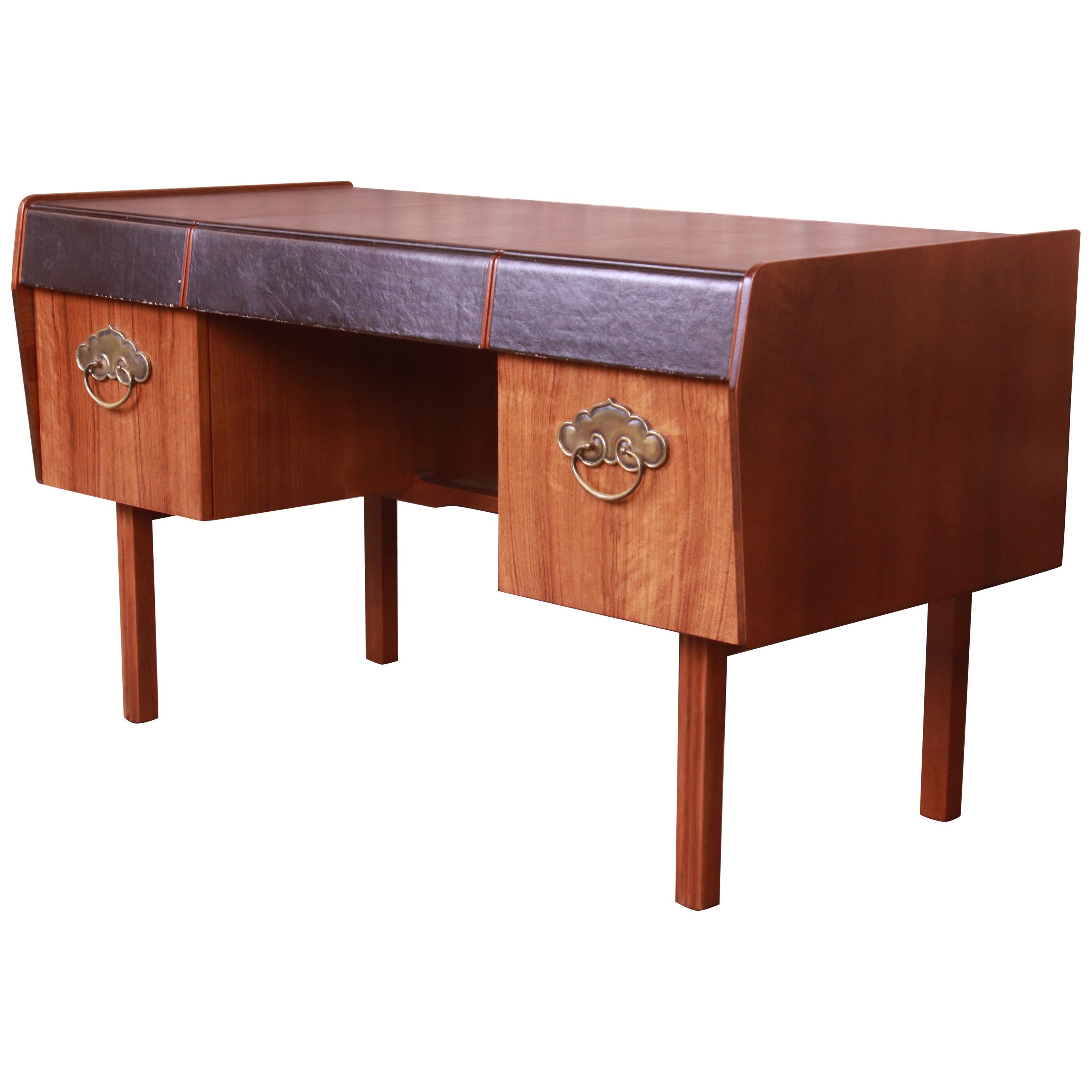 Bert England für John Widdicomb Moderner Schreibtisch aus Nussbaumholz mit Lederplatte aus der Mitte des Jahrhunderts