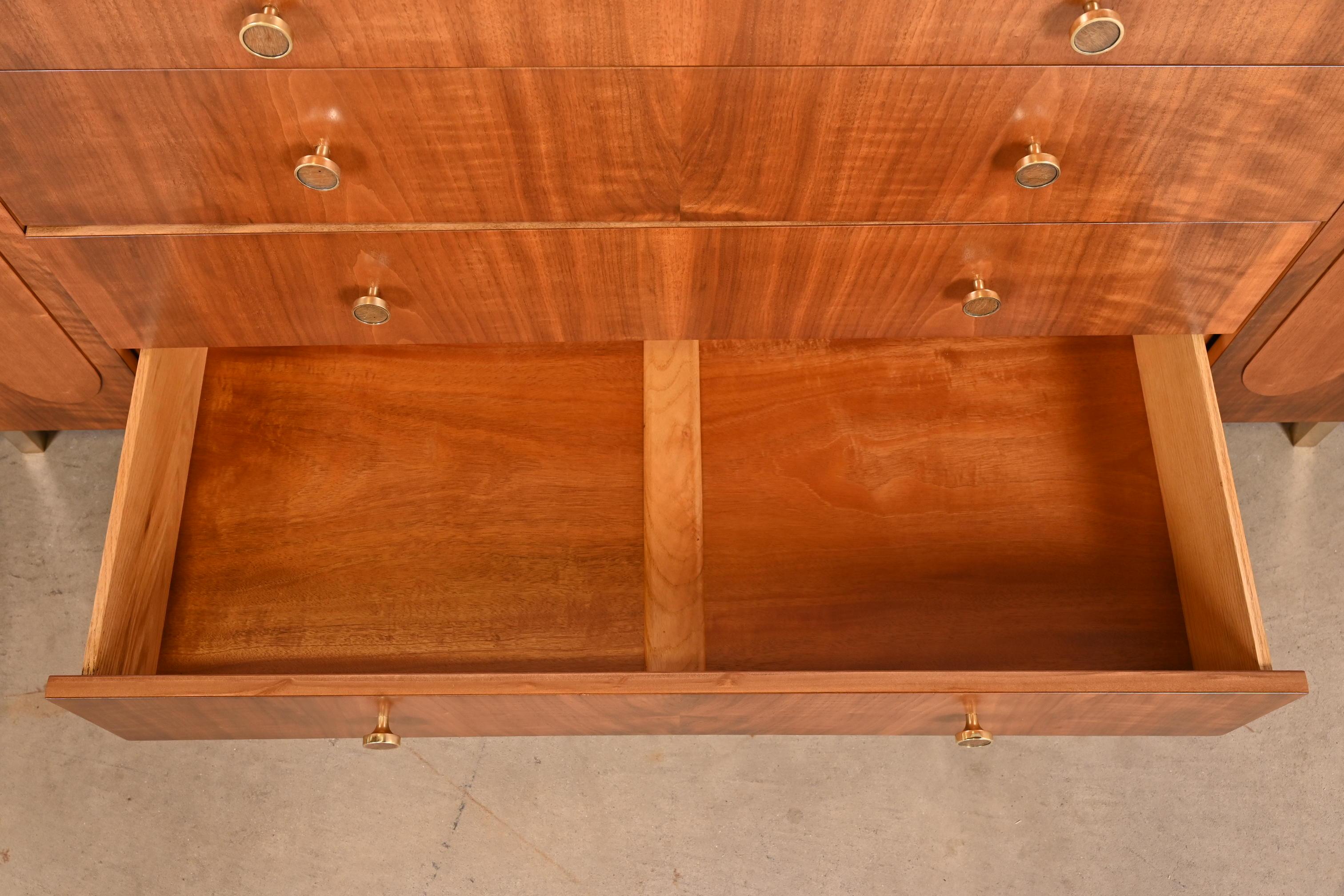 Bert England für Johnson Furniture Moderne Kommode aus Nussbaumholz aus der Mitte des Jahrhunderts, neu lackiert im Angebot 3