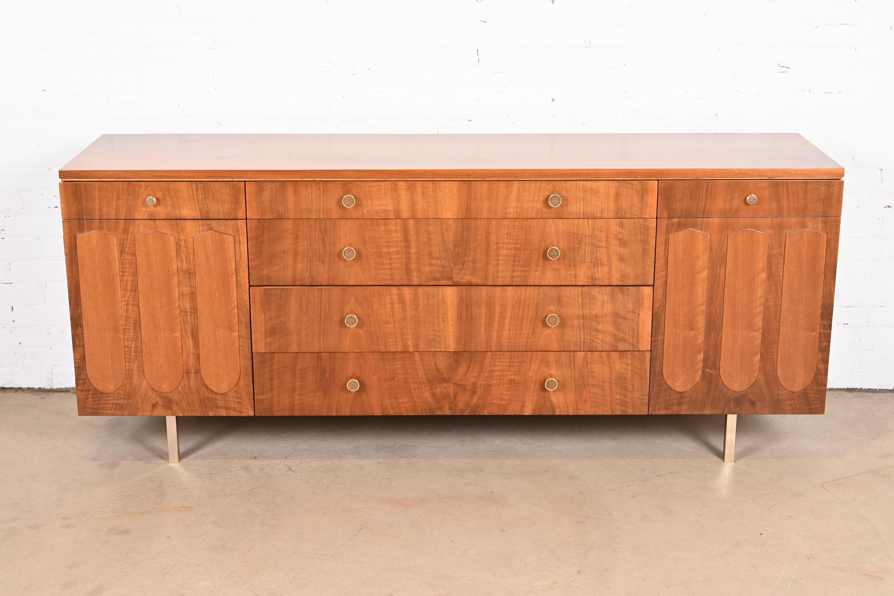 An exceptional Mid-Century Modern sculpted walnut long dresser or credenza

By Bert England for Johnson Furniture

USA, 1960s

Measures: 76