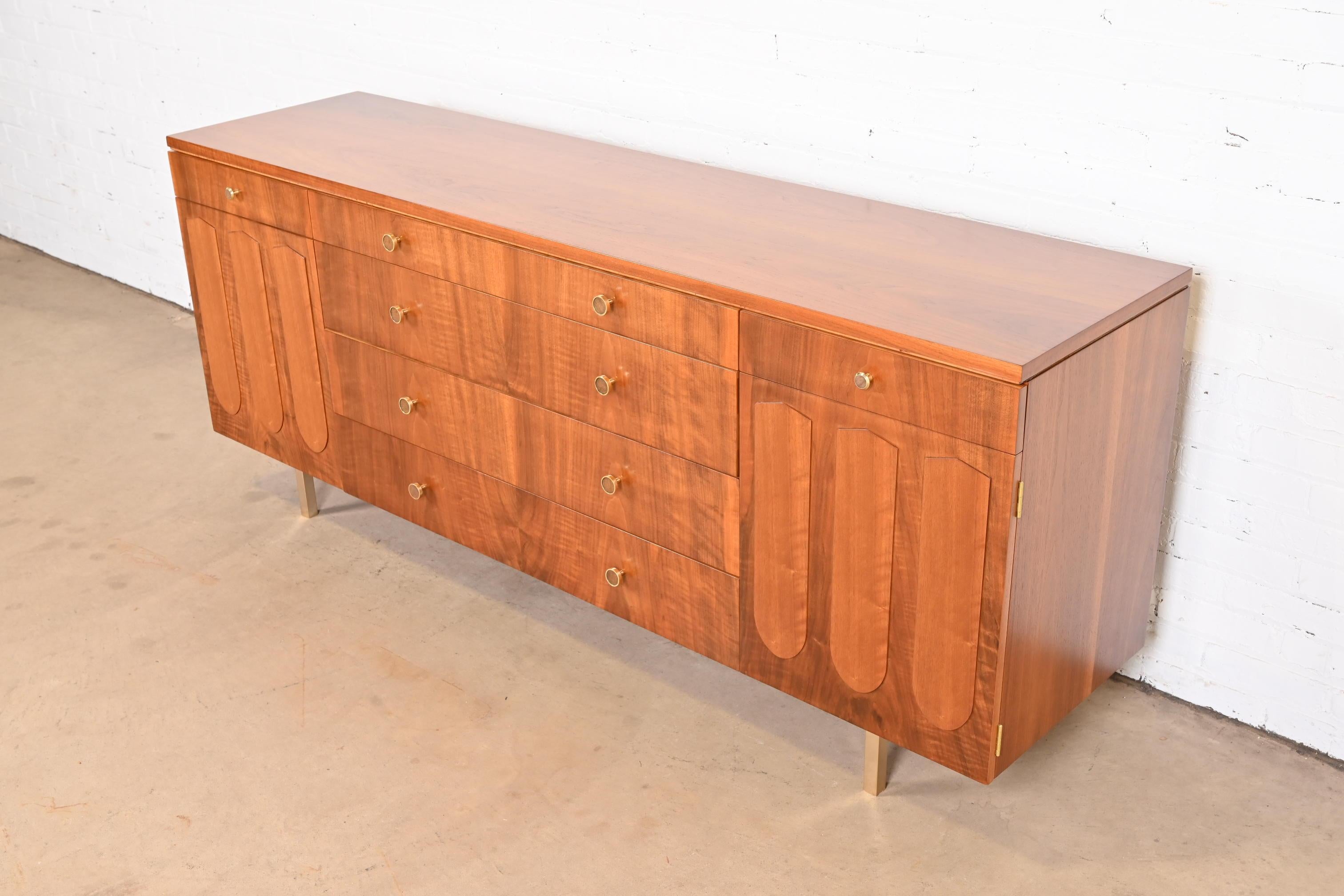 Bert England für Johnson Furniture Moderne Kommode aus Nussbaumholz aus der Mitte des Jahrhunderts, neu lackiert im Zustand „Gut“ im Angebot in South Bend, IN