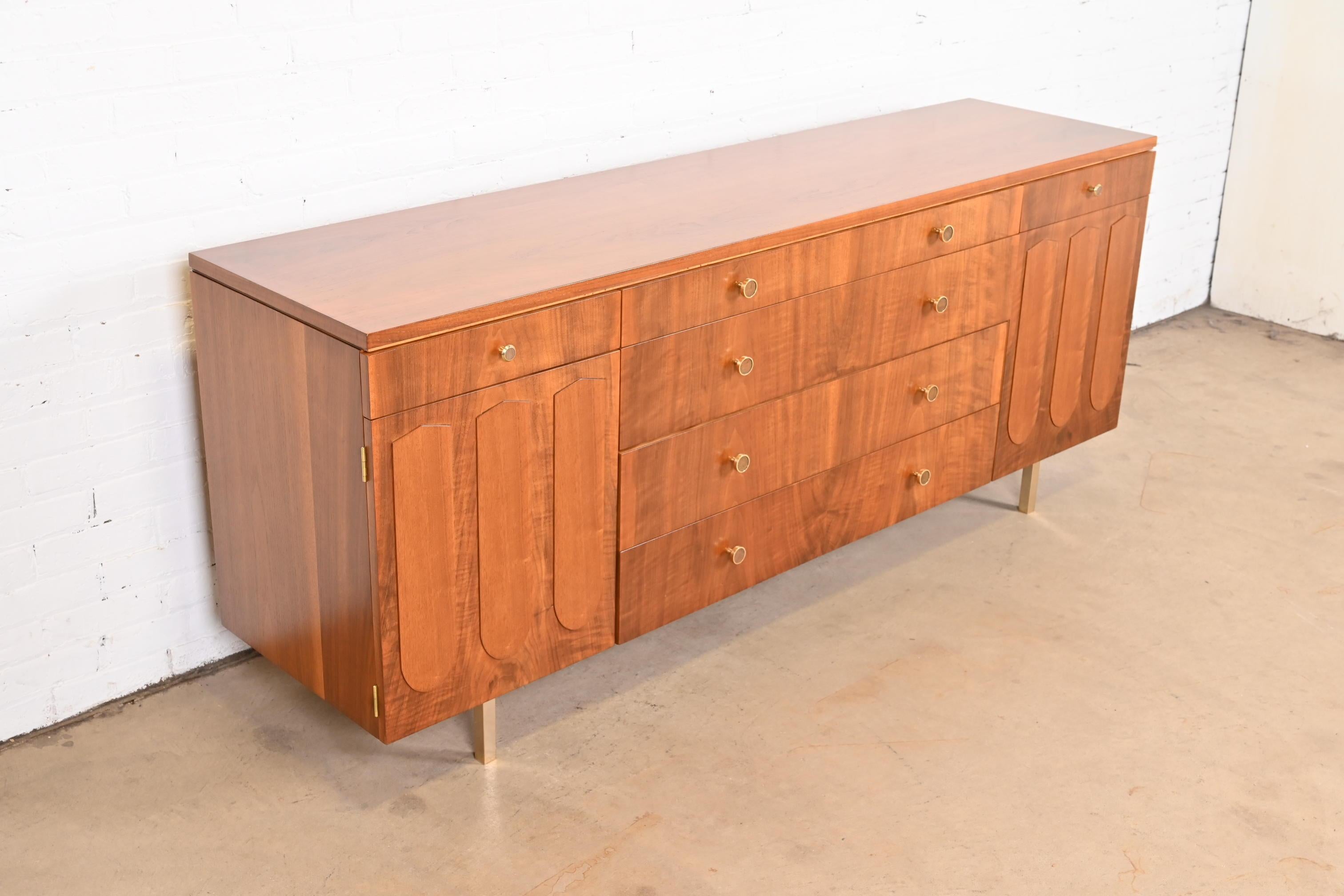 Bert England für Johnson Furniture Moderne Kommode aus Nussbaumholz aus der Mitte des Jahrhunderts, neu lackiert (Walnuss) im Angebot