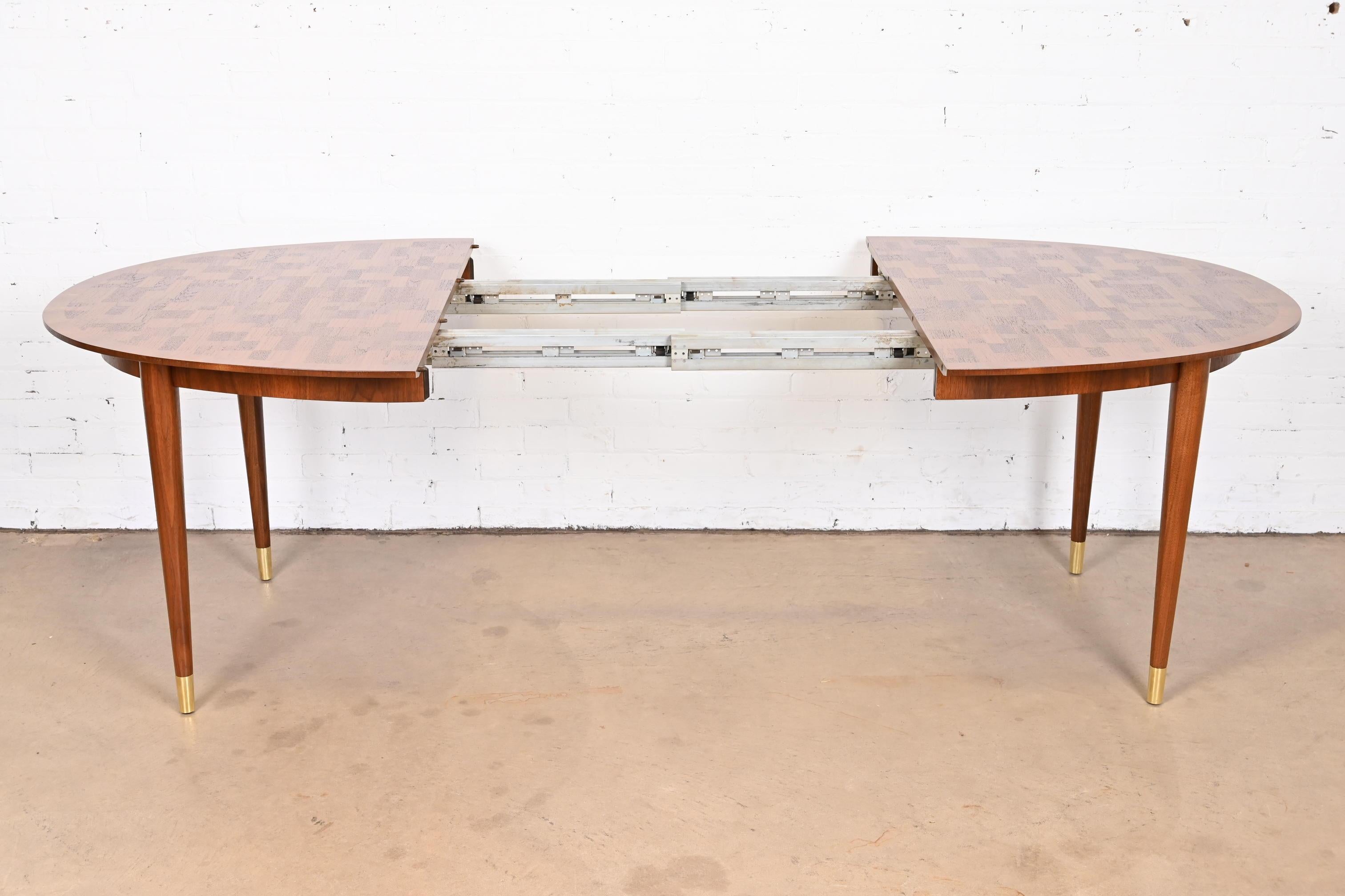 Bert England for Johnson Furniture table de salle à manger en noyer patchwork, revernie en vente 3