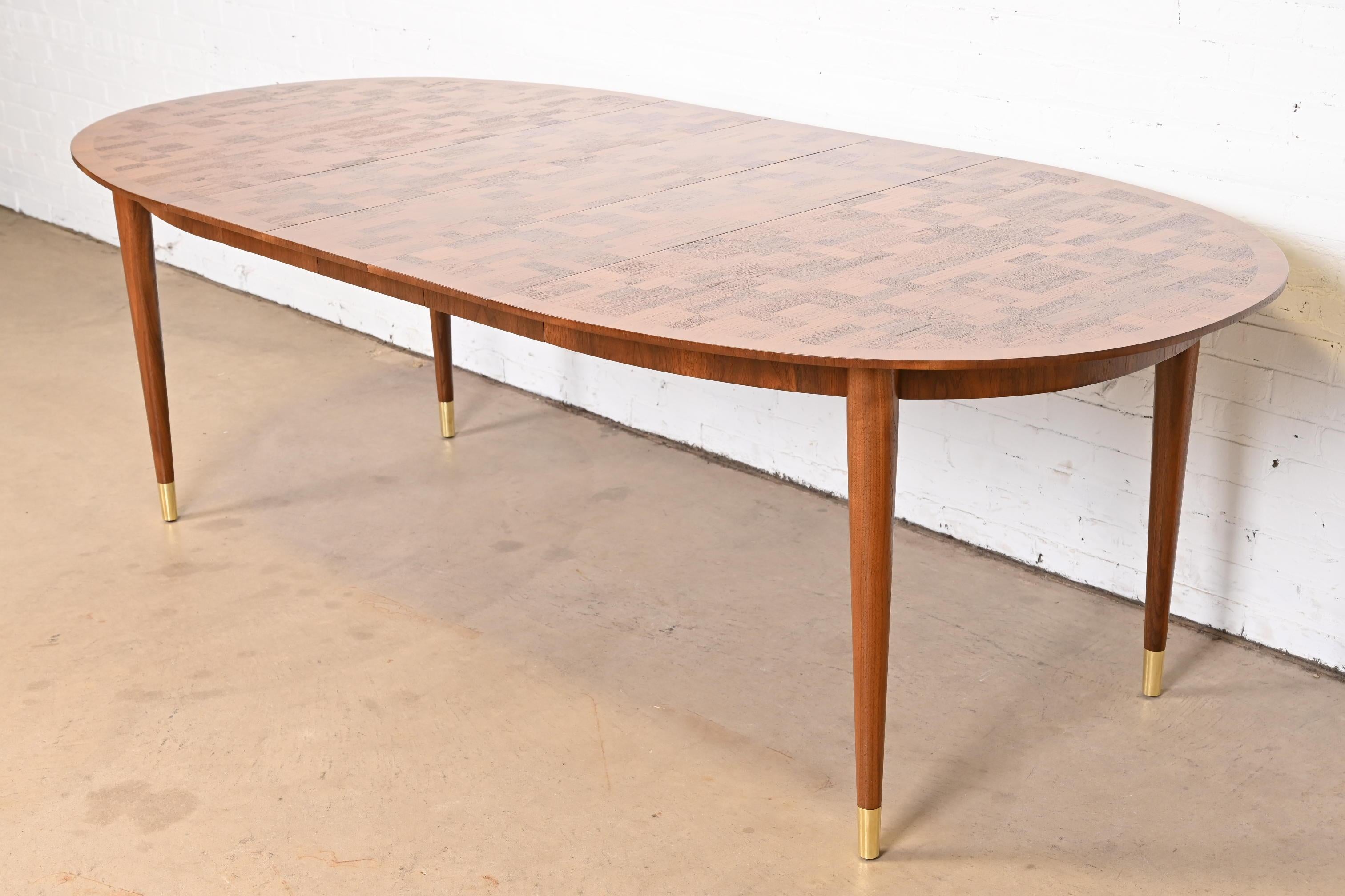 Américain Bert England for Johnson Furniture table de salle à manger en noyer patchwork, revernie en vente