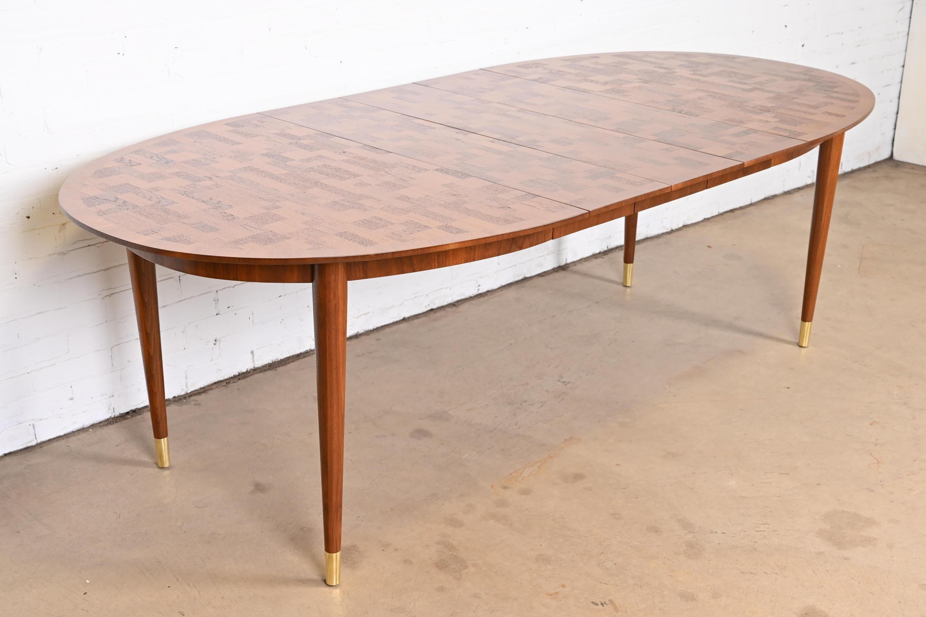 Milieu du XXe siècle Bert England for Johnson Furniture table de salle à manger en noyer patchwork, revernie en vente