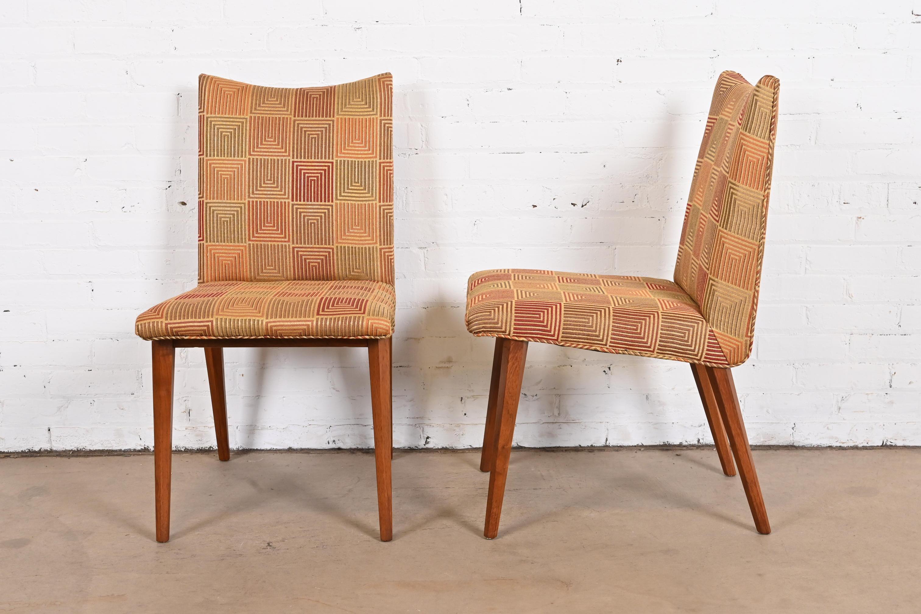 Bert England pour Johnson Furniture chaises de salle à manger tapissées en noyer sculpté en vente 3