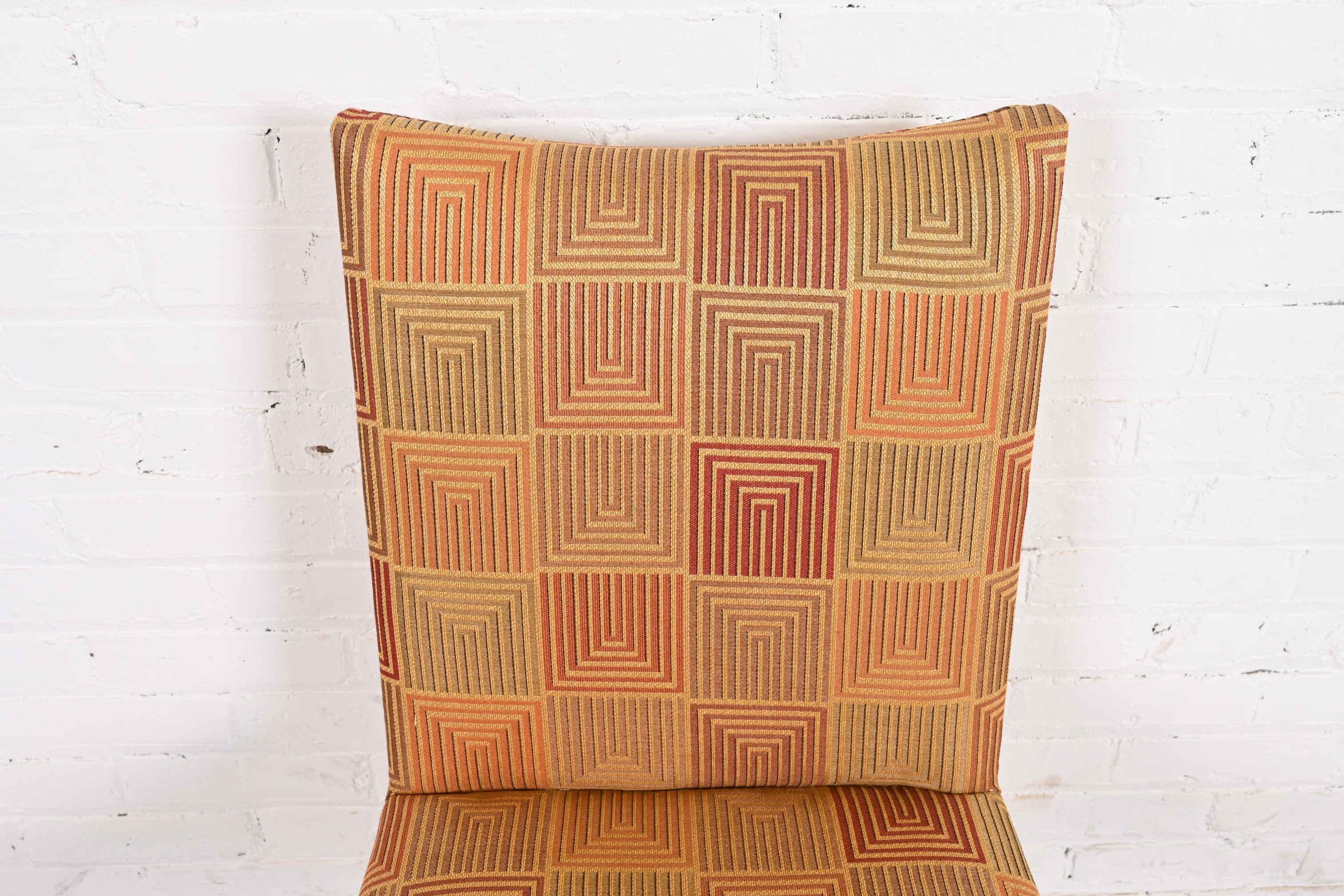 Bert England pour Johnson Furniture chaises de salle à manger tapissées en noyer sculpté en vente 4