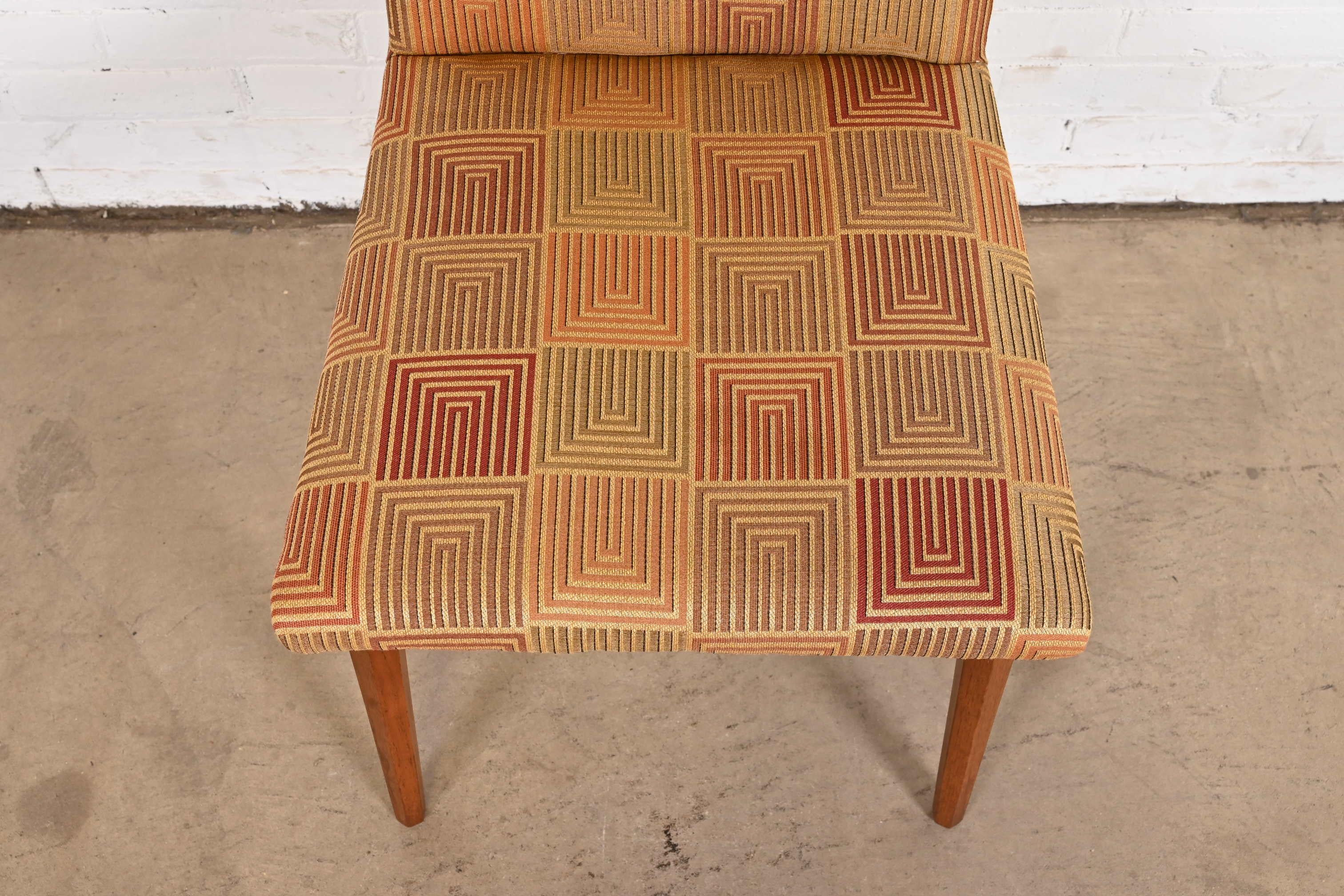 Bert England pour Johnson Furniture chaises de salle à manger tapissées en noyer sculpté en vente 5