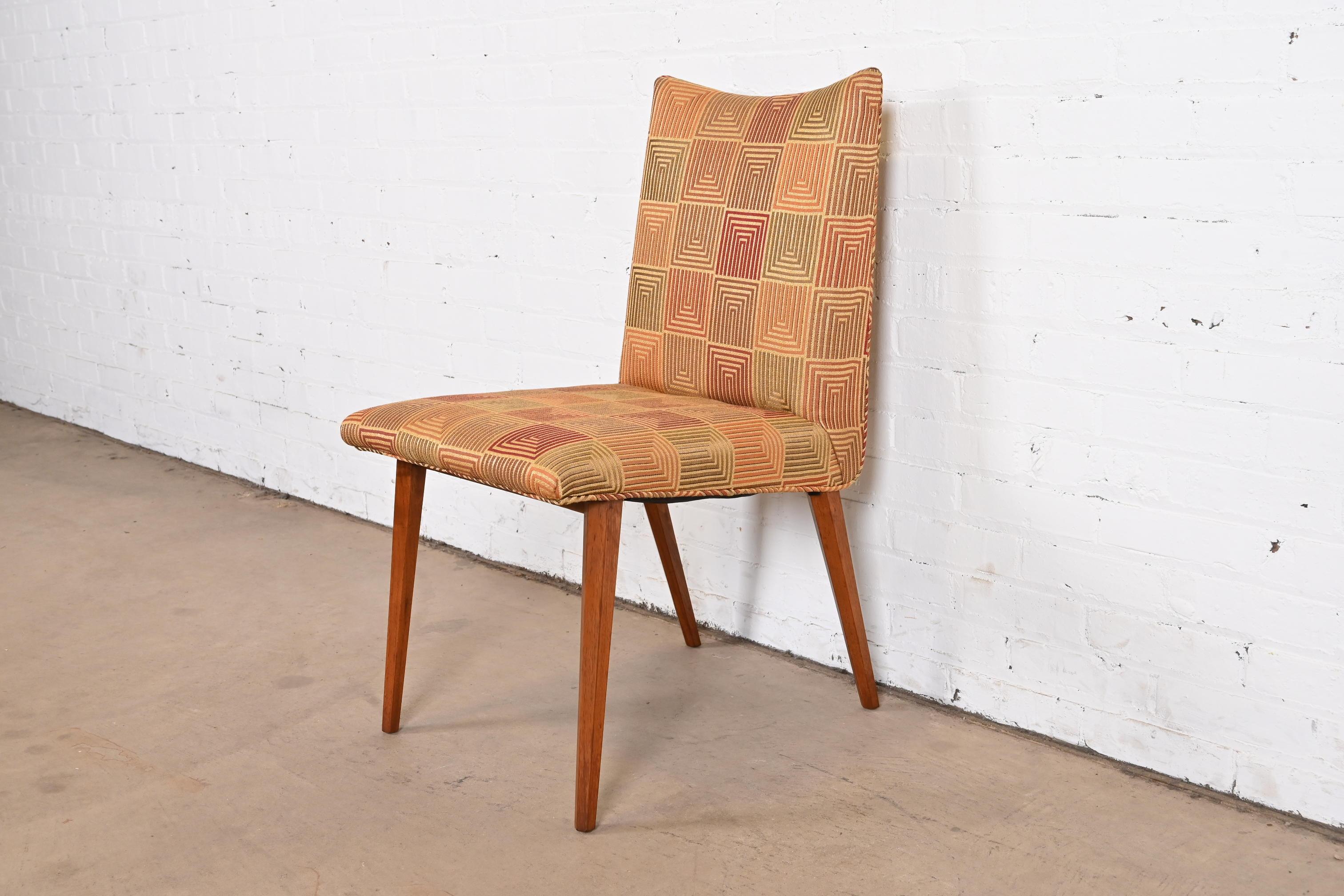 Bert England pour Johnson Furniture chaises de salle à manger tapissées en noyer sculpté en vente 6