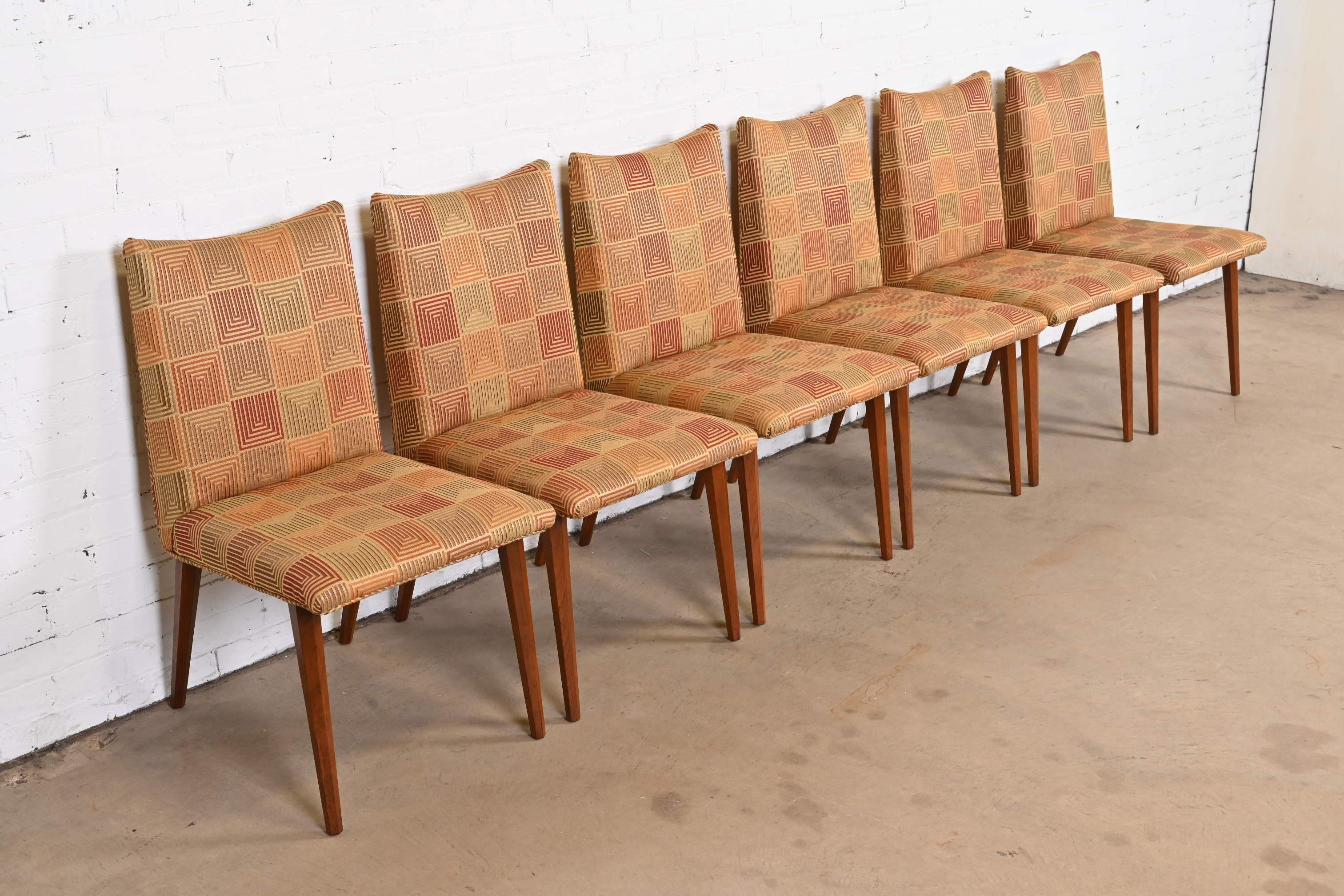 Bert England für Johnson Furniture Gepolsterte Esszimmerstühle aus Nussbaumholz (amerikanisch) im Angebot