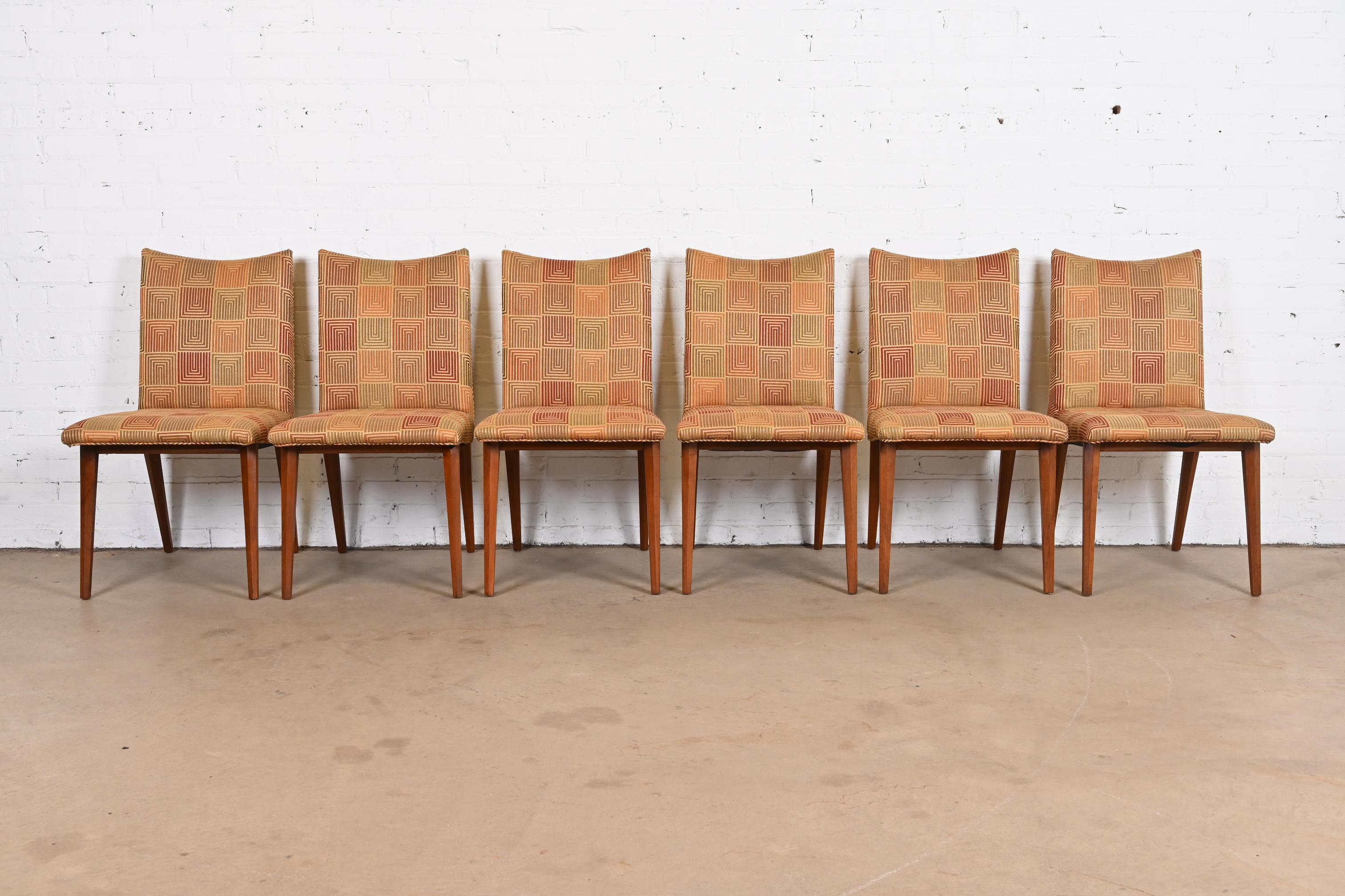 Tissu d'ameublement Bert England pour Johnson Furniture chaises de salle à manger tapissées en noyer sculpté en vente