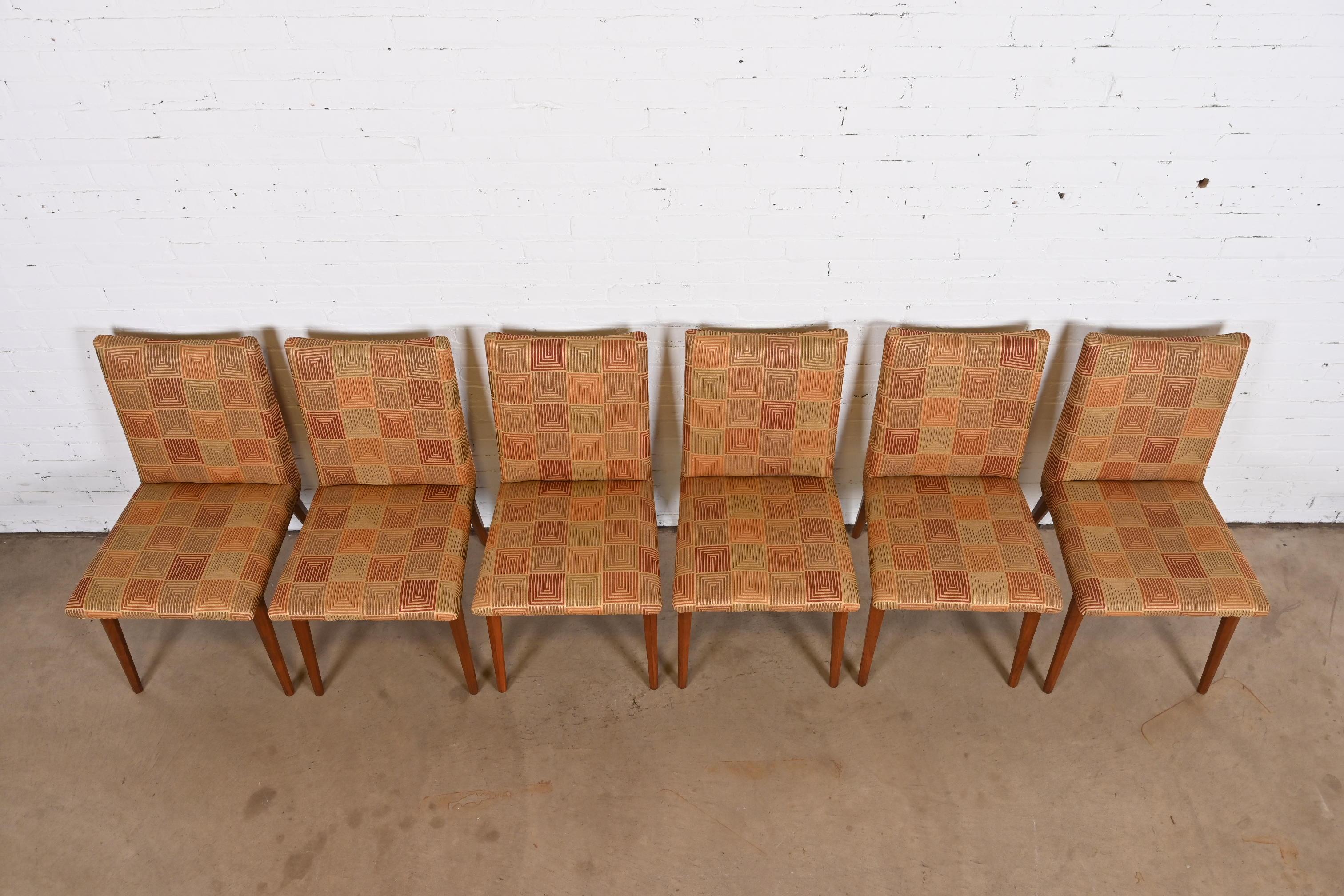Bert England pour Johnson Furniture chaises de salle à manger tapissées en noyer sculpté en vente 1