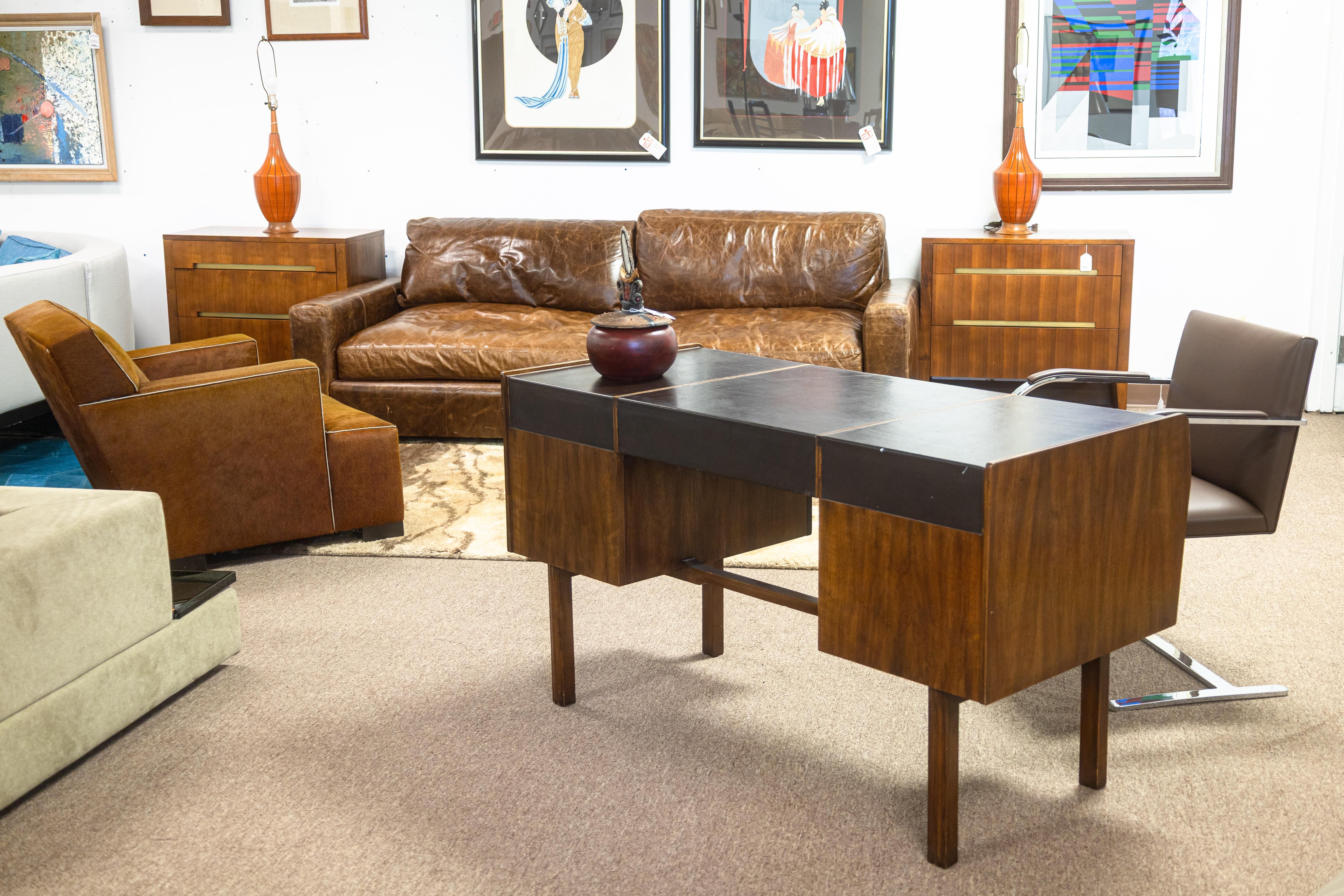 Ein Bert England für Widdicomb Schreibtisch aus der Mitte des Jahrhunderts. Dies ist ein schöner Bürotisch im klassischen MCM-Stil, mit einer Konstruktion aus Walnussholz und einer schönen akzentuierenden Lederplatte, die bis zu den Schubladen