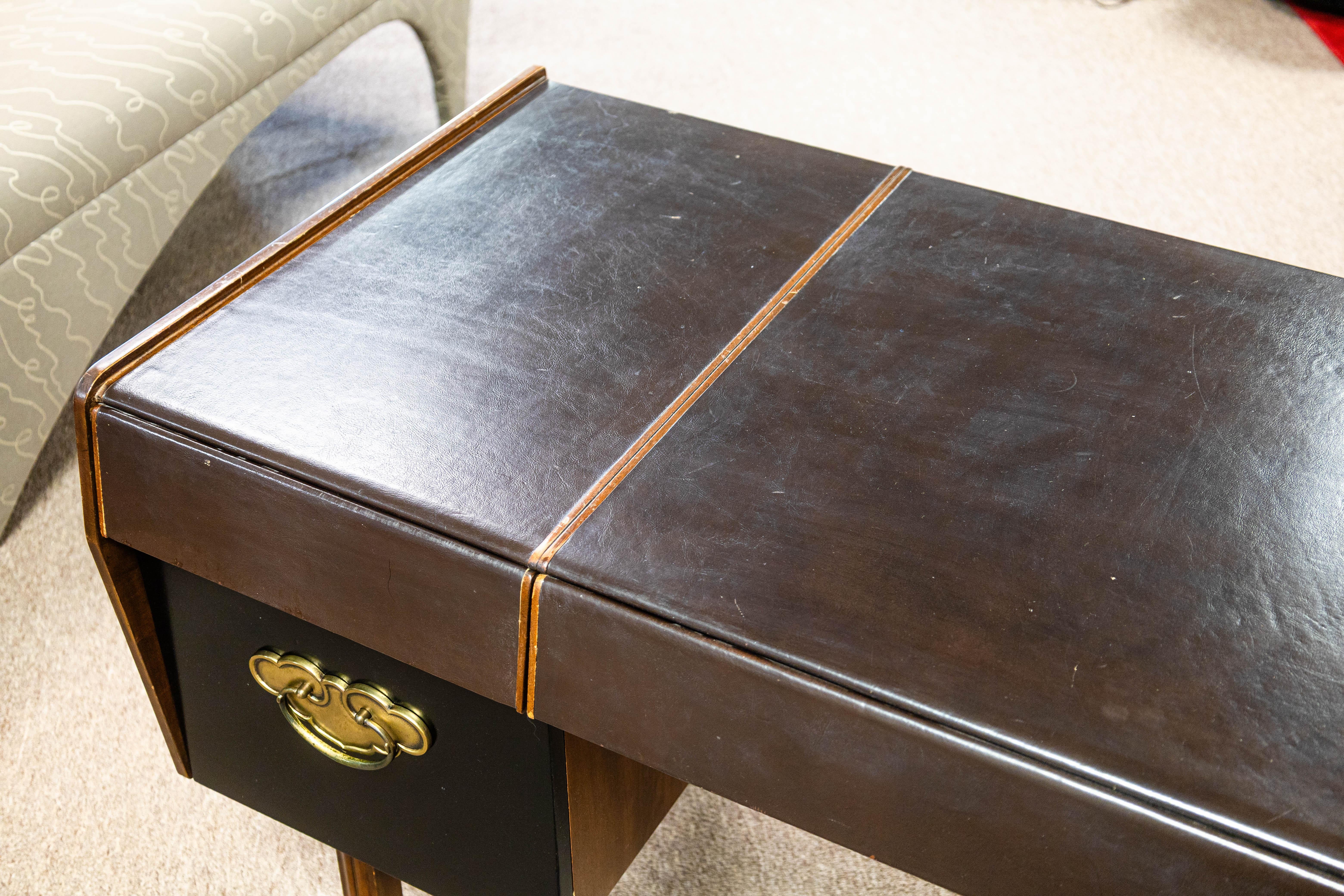 Bert England für Widdicomb Moderner Bürotisch aus Leder und Walnussholz aus der Jahrhundertmitte (Moderne der Mitte des Jahrhunderts) im Angebot