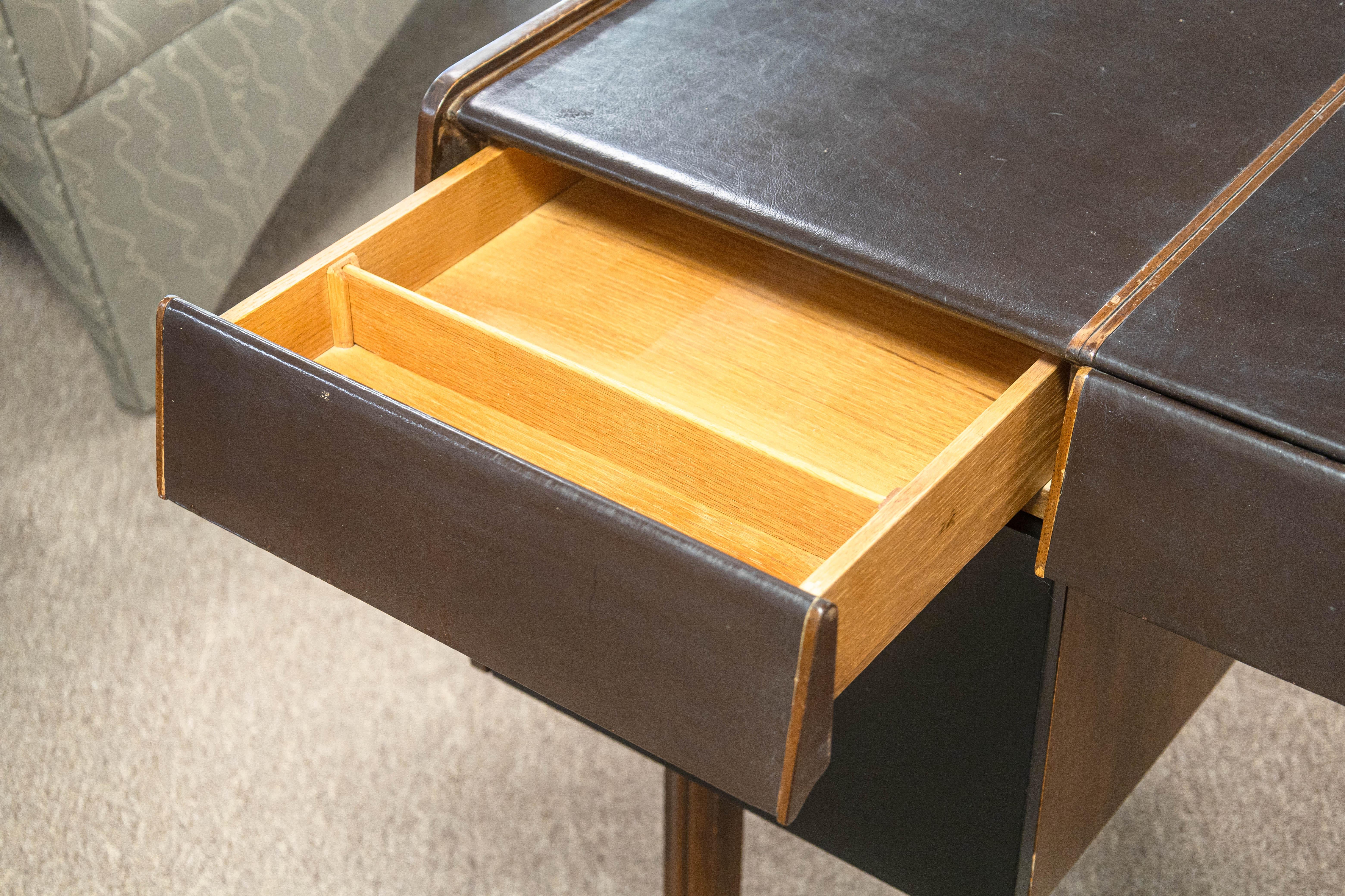 Bert England für Widdicomb Moderner Bürotisch aus Leder und Walnussholz aus der Jahrhundertmitte (amerikanisch) im Angebot