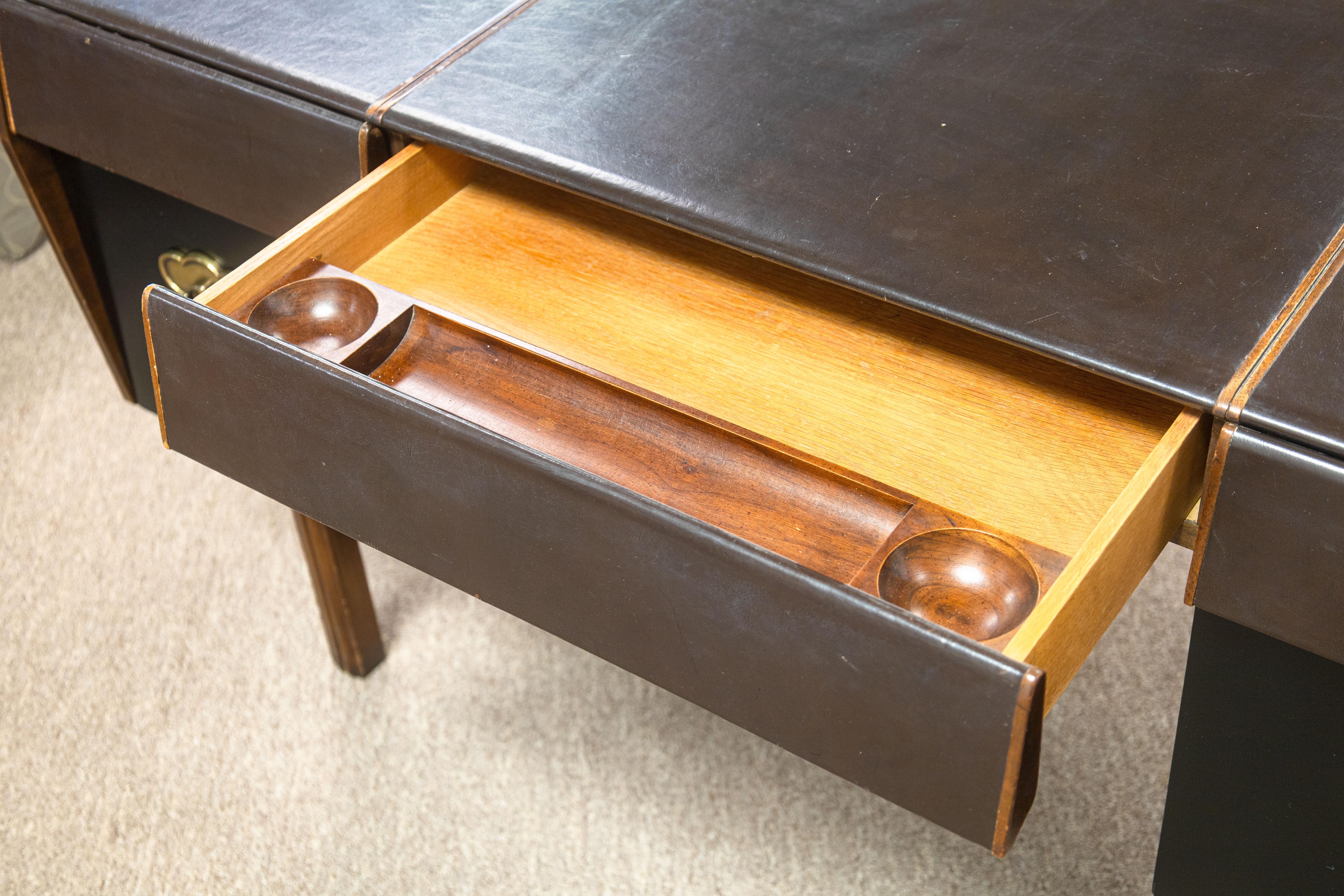 Bert England für Widdicomb Moderner Bürotisch aus Leder und Walnussholz aus der Jahrhundertmitte im Zustand „Gut“ im Angebot in Keego Harbor, MI