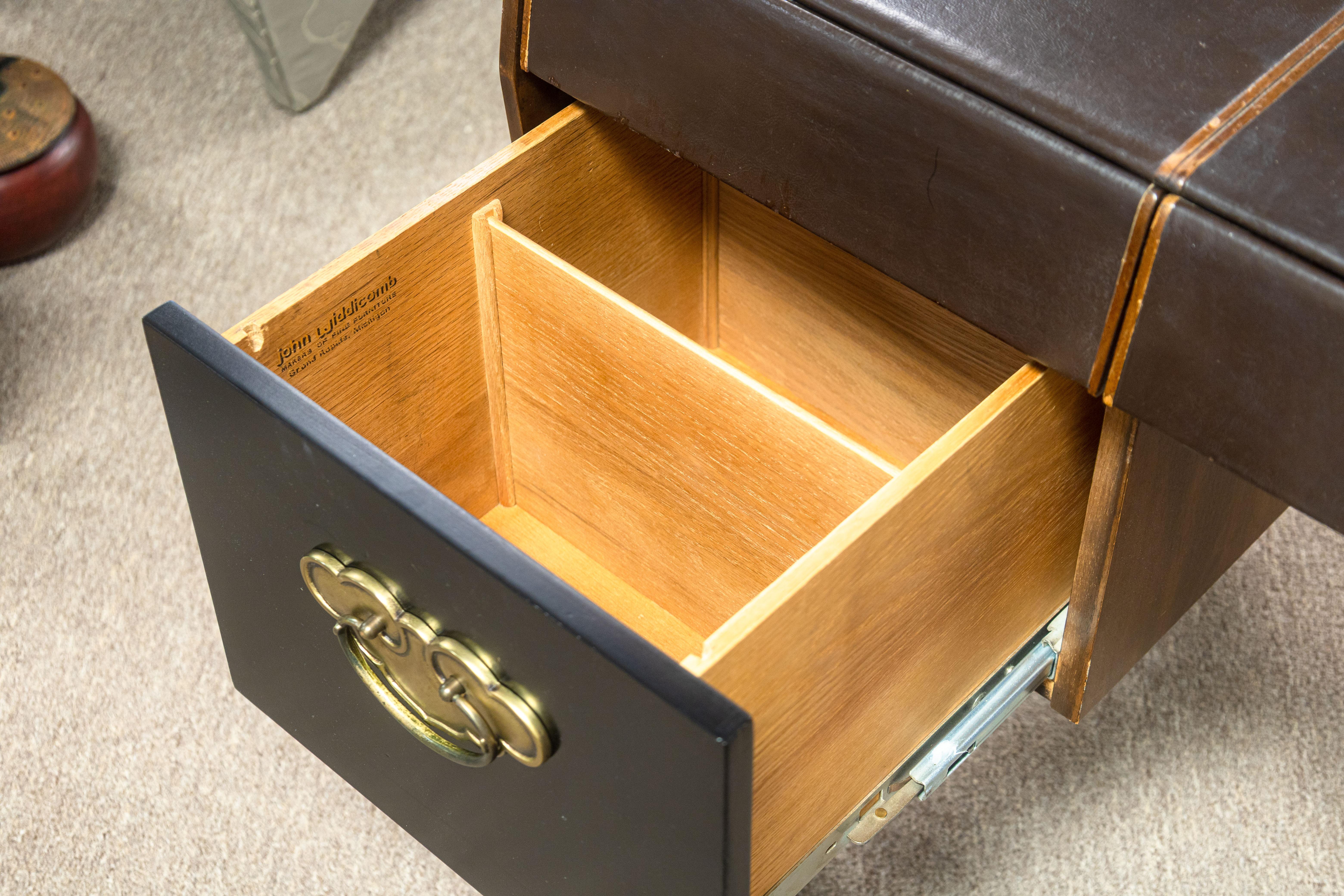 Bert England für Widdicomb Moderner Bürotisch aus Leder und Walnussholz aus der Jahrhundertmitte (20. Jahrhundert) im Angebot