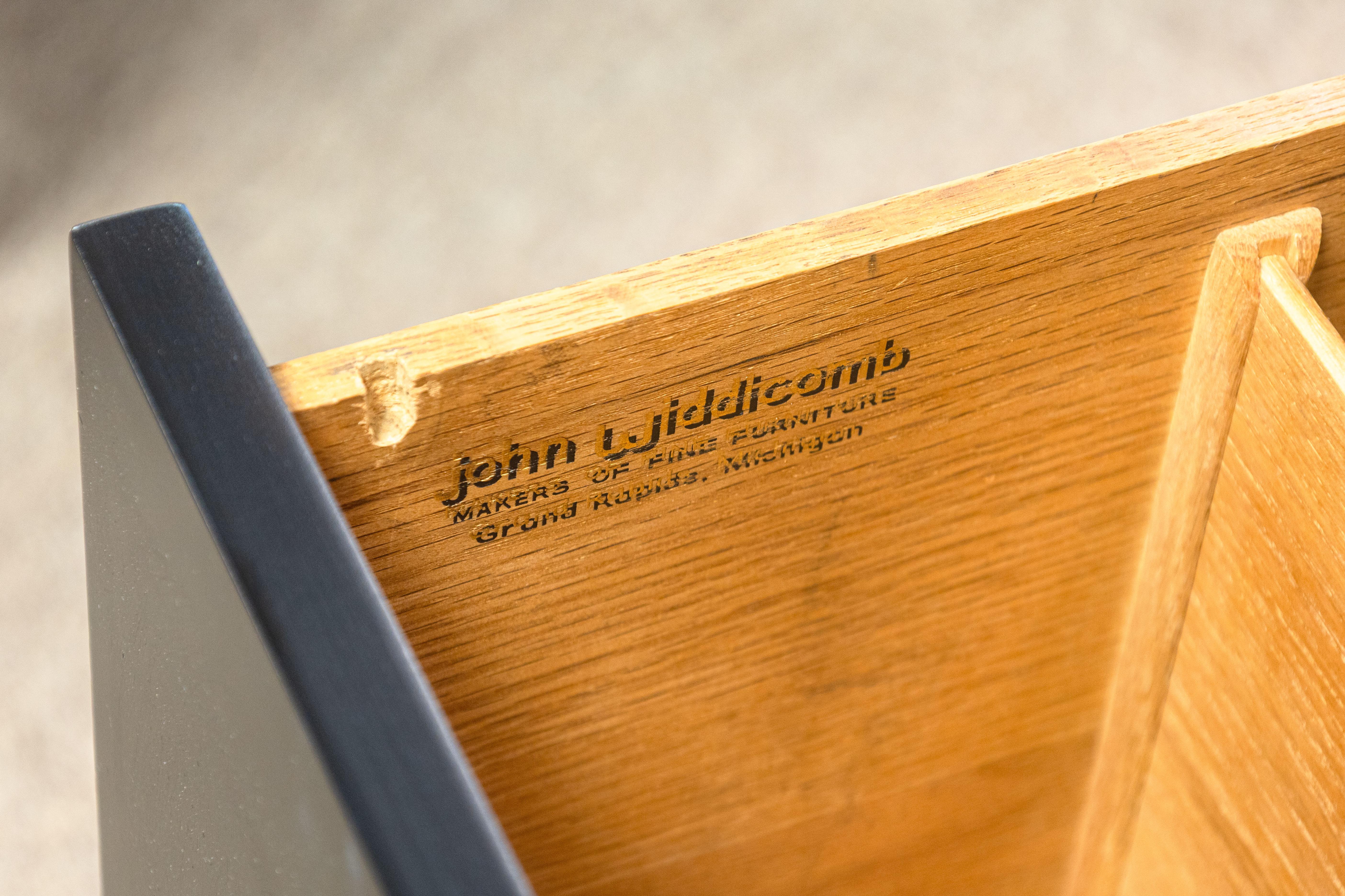 Bert England für Widdicomb Moderner Bürotisch aus Leder und Walnussholz aus der Jahrhundertmitte im Angebot 1