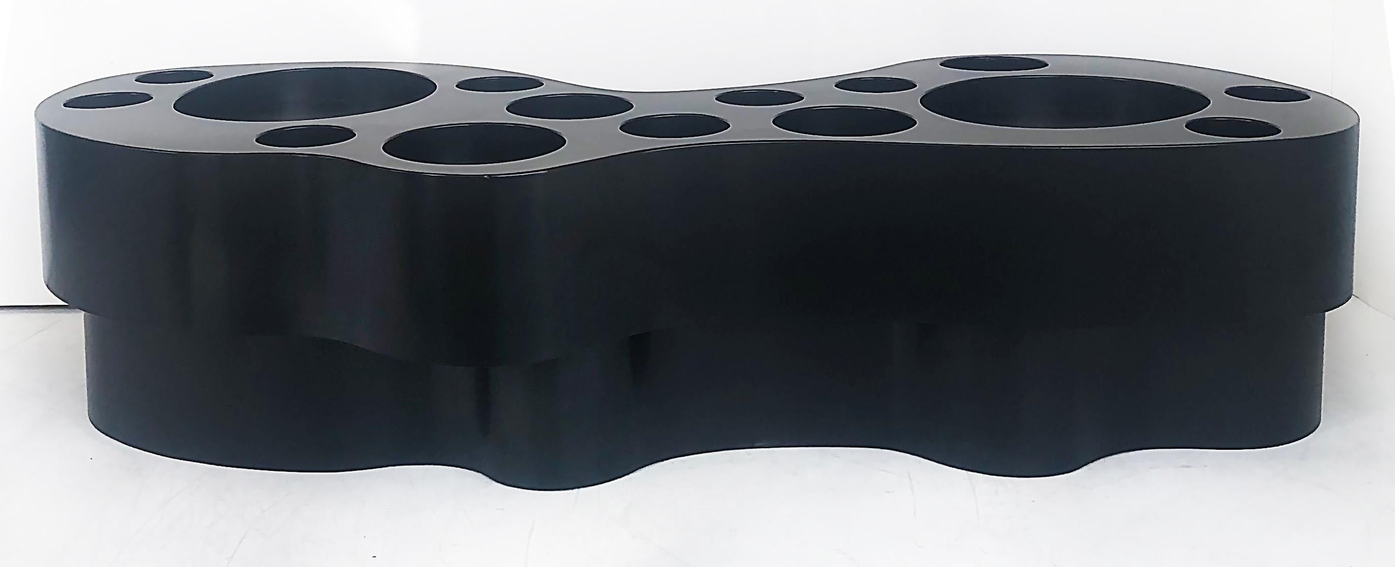 Américain Table basse sculpturale abstraite en aluminium finition revêtement en poudre de Bert Furnari  en vente
