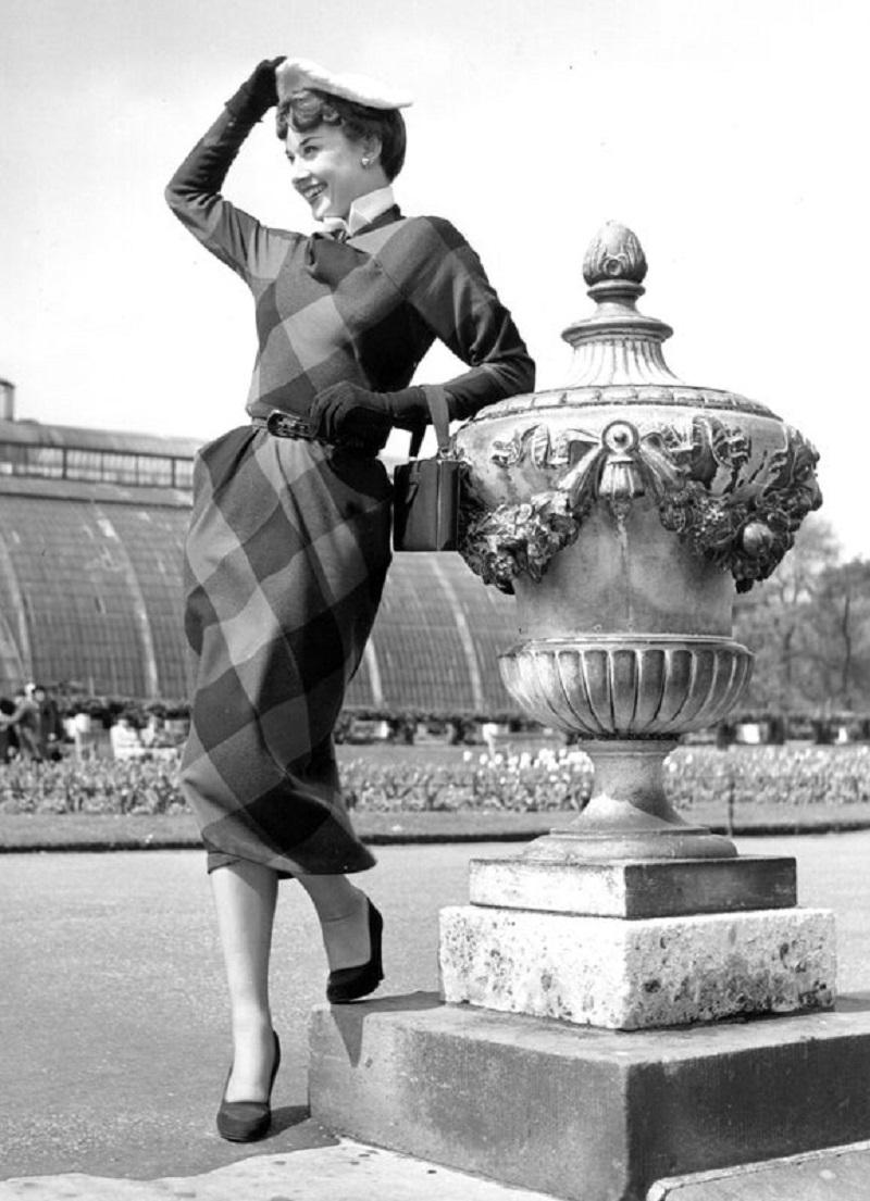 "Audrey Hepburn" par Bert Hardy

1er mai 1950 : L'actrice d'origine belge Audrey Hepburn (1929 - 1993) s'appuie sur une urne ornée dans les Kew Gardens. Publication originale : Picture Post - 5035 - Nous prenons une fille pour chercher le printemps