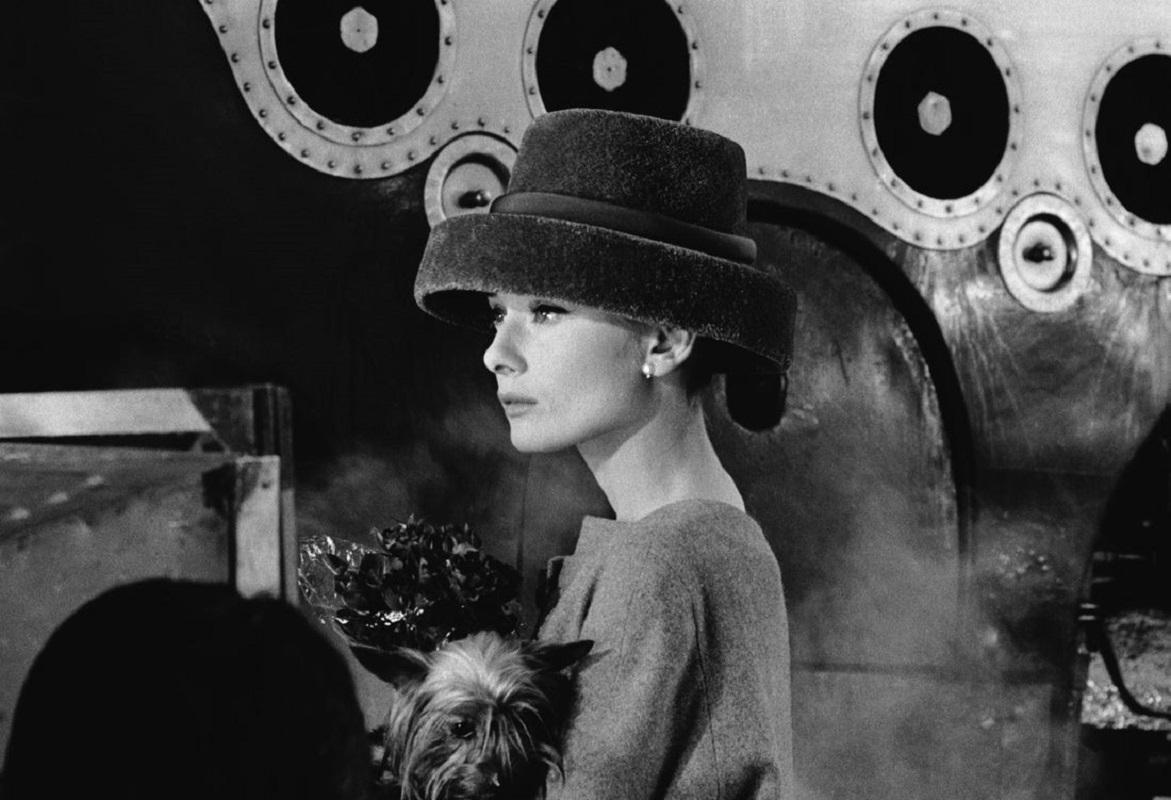 "Audreys lustiges Gesicht" von Bert Hardy

Die Schauspielerin Audrey Hepburn (1929-1993) am Set des Paramount-Musicals "Funny Face". Kostüme von Givenchy. Ursprüngliche Veröffentlichung: Picture Post - 8540 - Audrey tanzt mit Astaire - pub.