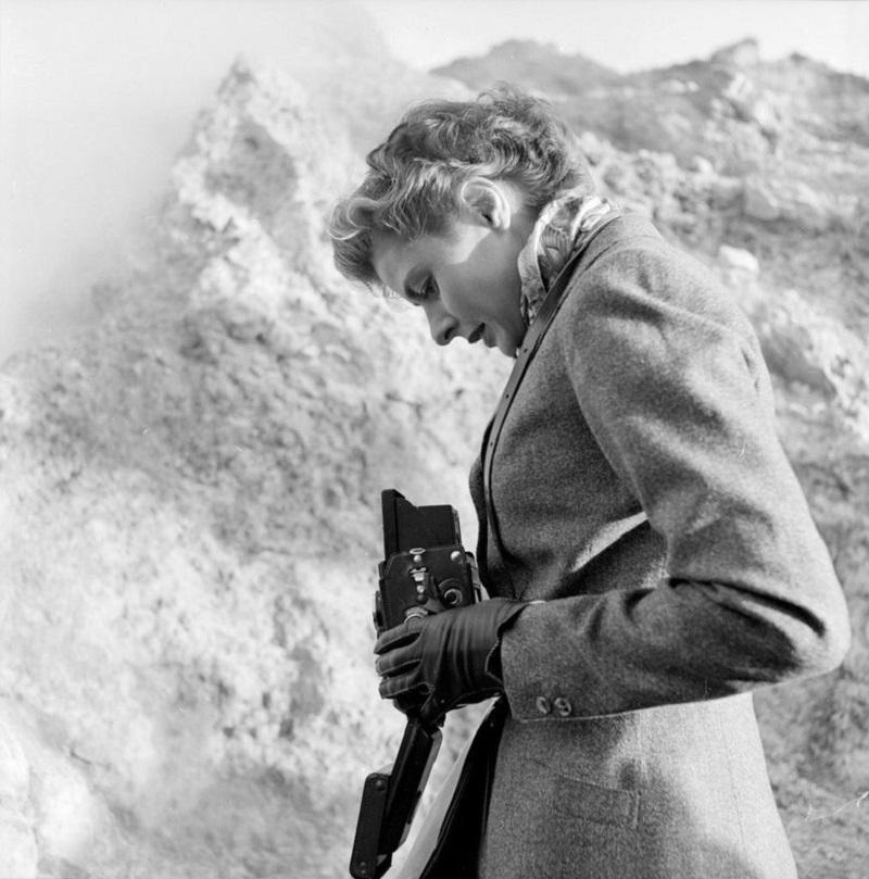 "Das Bild von Bergman" von Bert Hardy

30. Mai 1953: Die schwedische Schauspielerin Ingrid Bergman (1915 - 1982) fotografiert in einer Drehpause von "Besuch in Italien" in Neapel. Ursprüngliche Veröffentlichung: Picture Post - 6514 - Ingrid