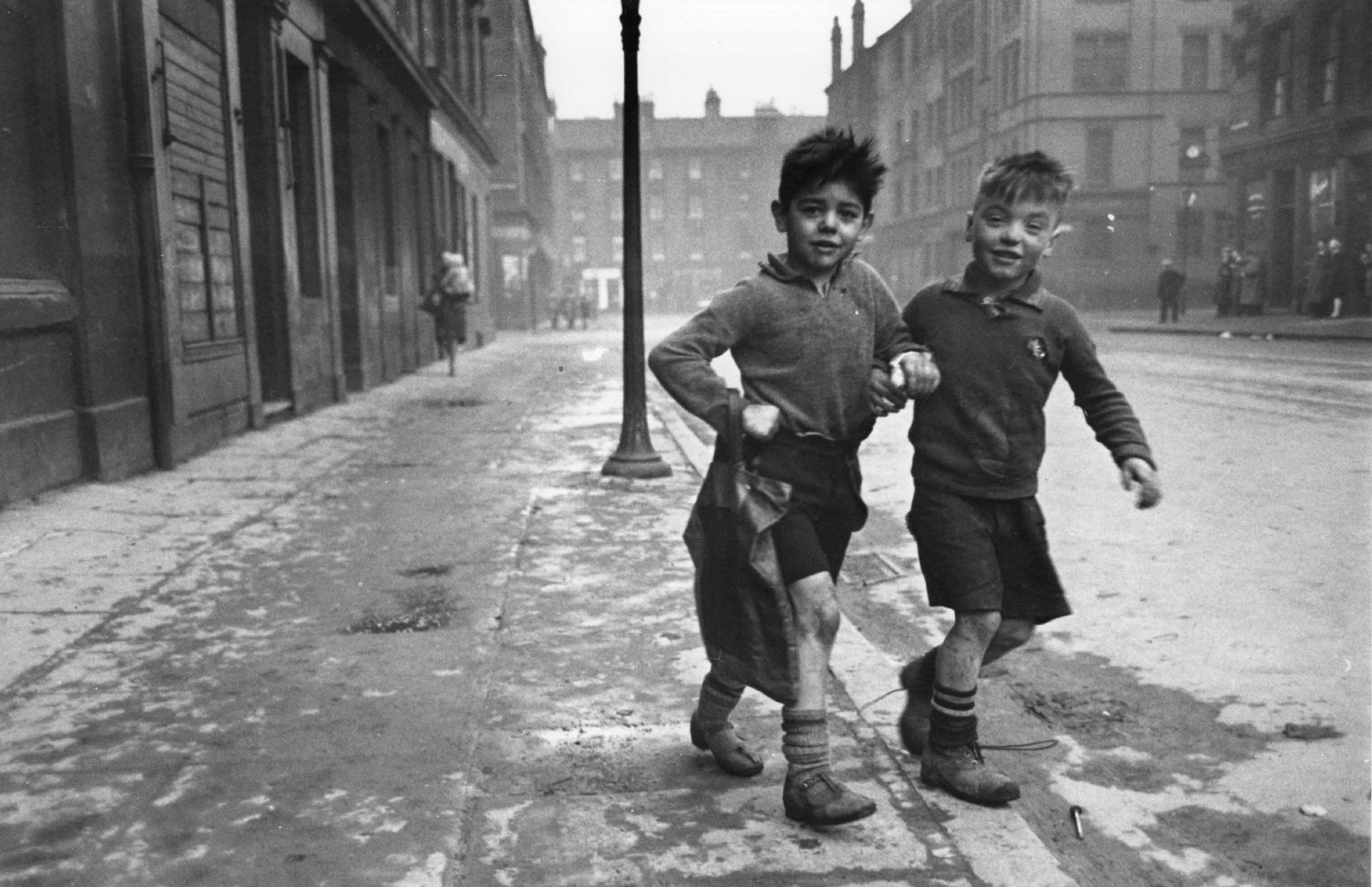 Gorbals Boys (1948) - Impression fibre de gélatine argentée

(Photo par Bert Hardy/Getty Images Archive London)

Peut-être l'image la plus célèbre de Bert Hardy.
Deux garçons du quartier de Gorbals à Glasgow. 
Les immeubles de Gorbals ont été