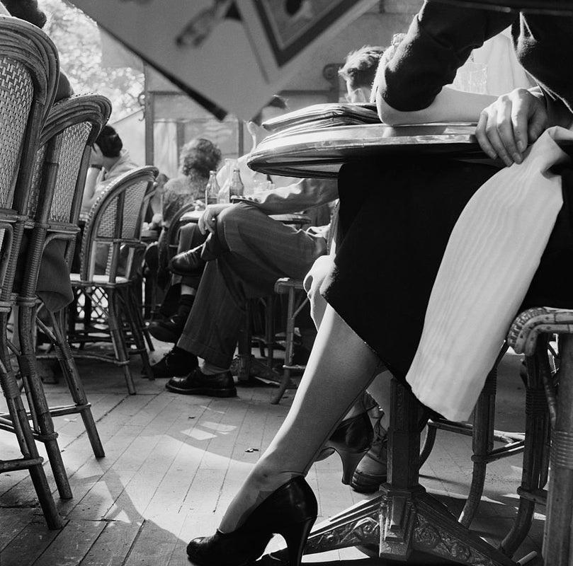 "Cheville élégante" par Bert Hardy

Clients assis à la terrasse d'un café sur les Champs-Élysées, Paris, juin 1951. Publication originale : Picture Post - 5343 - Dimanche matin aux Champs-Elysées - pub. 23 juin 1951

Non encadré
Taille du papier :