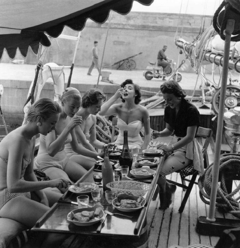 "La hora de comer" de Bert Hardy

Cinco modelos británicas almuerzan en bañador en un yate de la Costa Azul. Publicación original: Picture Post - 7850 - El secreto de cinco chicas en un yate - pub. 1955

Sin enmarcar
Tamaño del papel: 40" x 40''