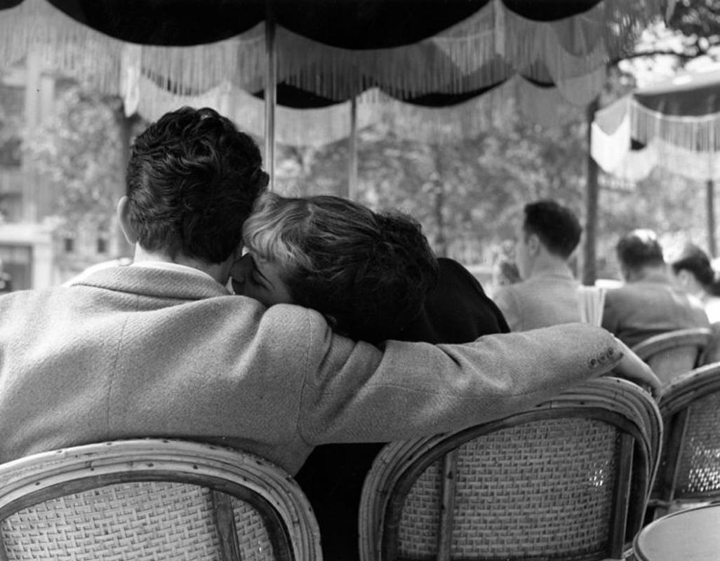 Bert Hardy Black and White Photograph - Parisienne Lovers