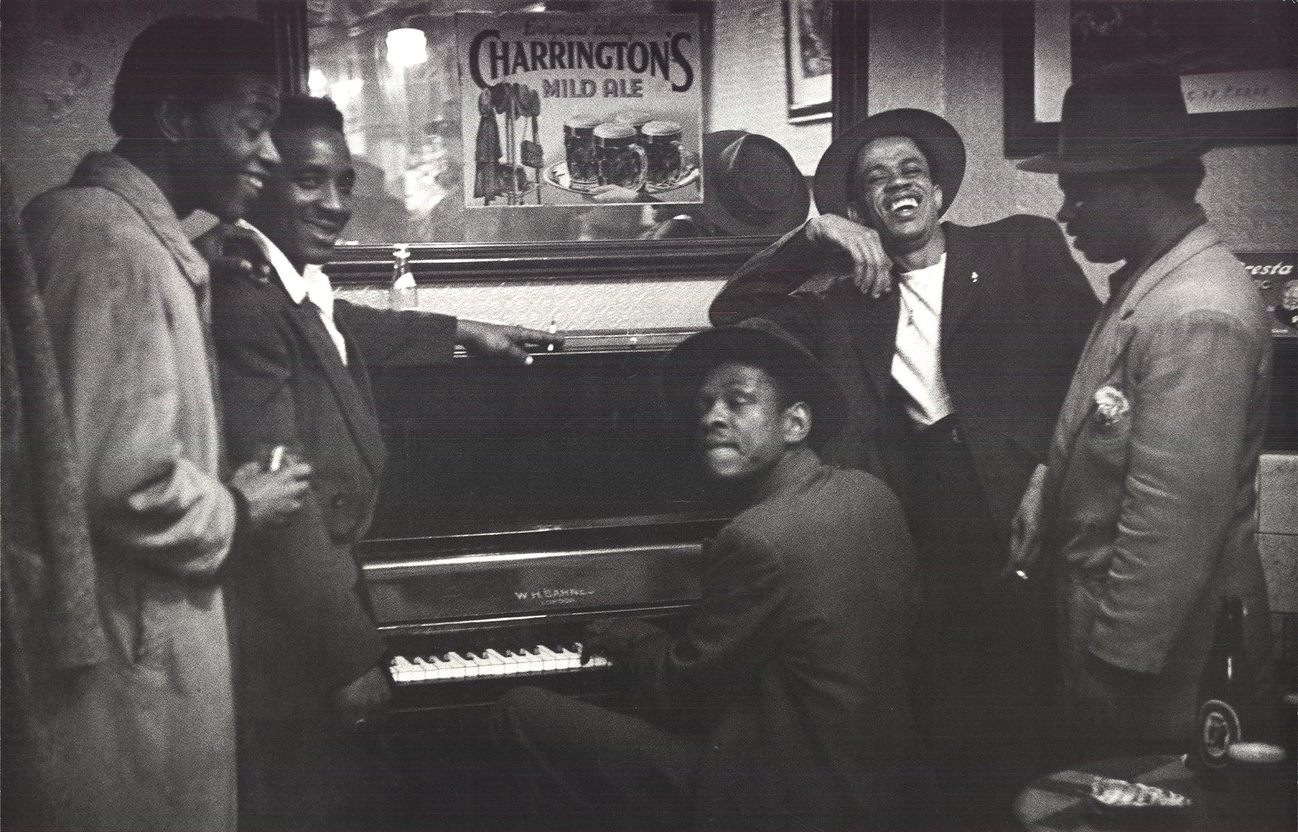 Bert Hardy 'Tickling the Ivories' 1990- Lithographie offset en vente 1