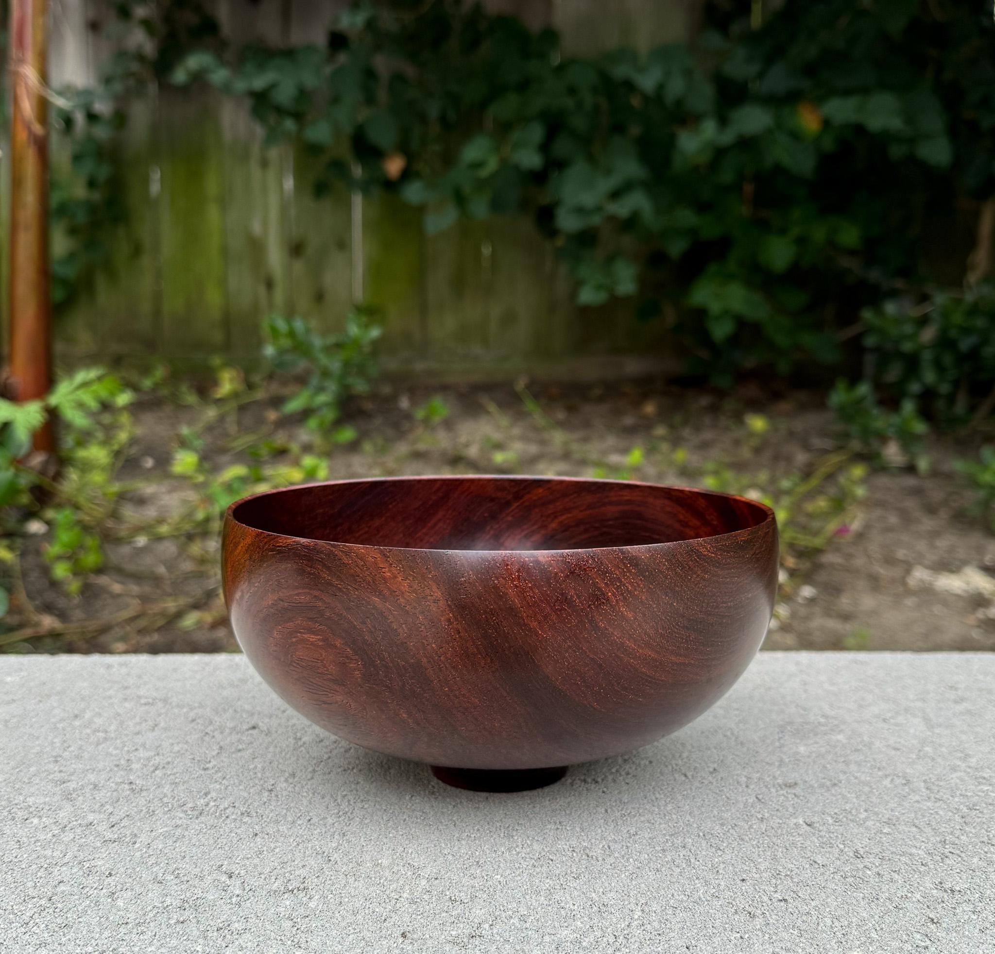 Ciotola in cocobolo tornito a mano di Bert Marsh, XX secolo.