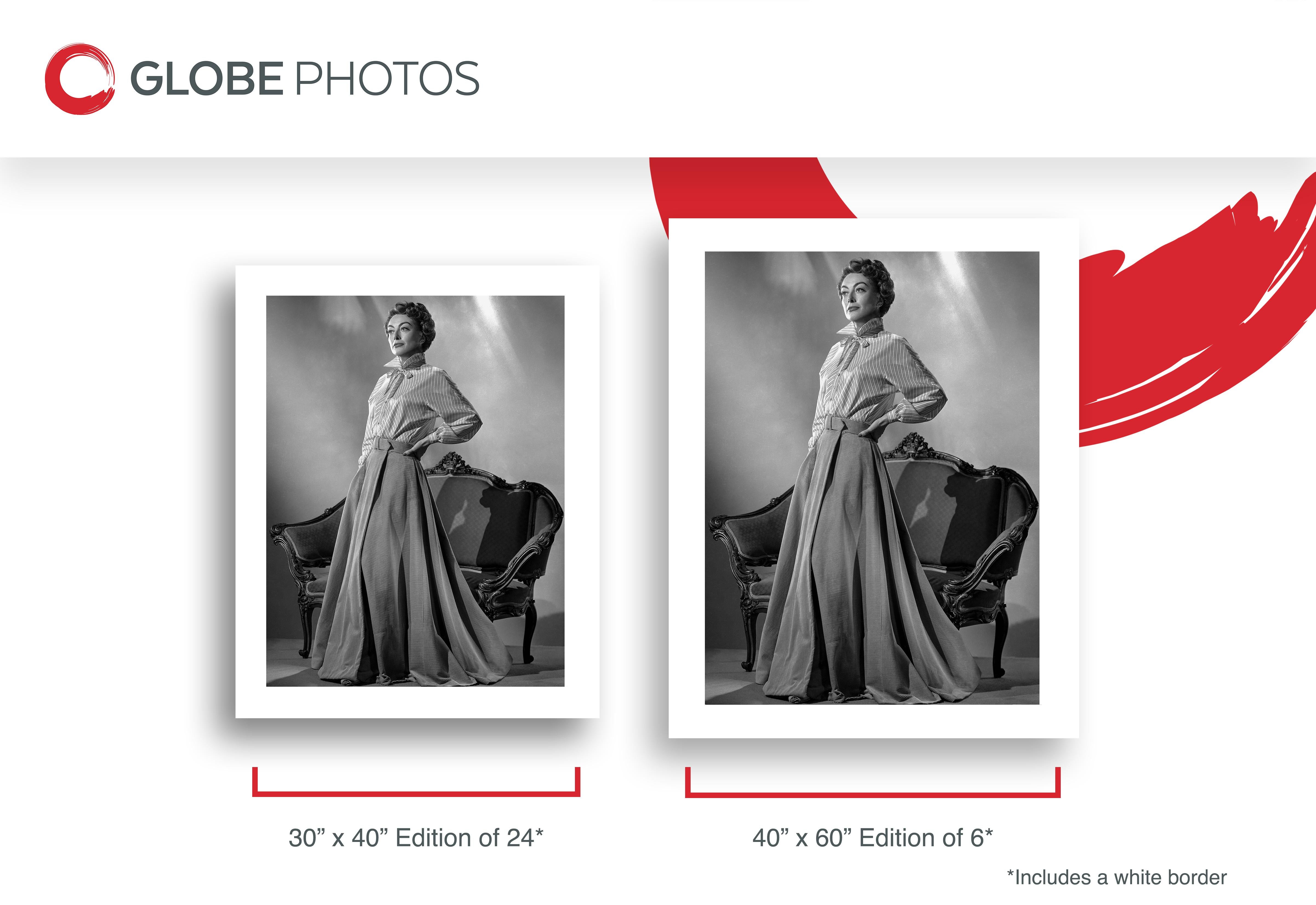 Joan Crawford: Elegancia clásica - Black and White Photograph Gris de Bert Six