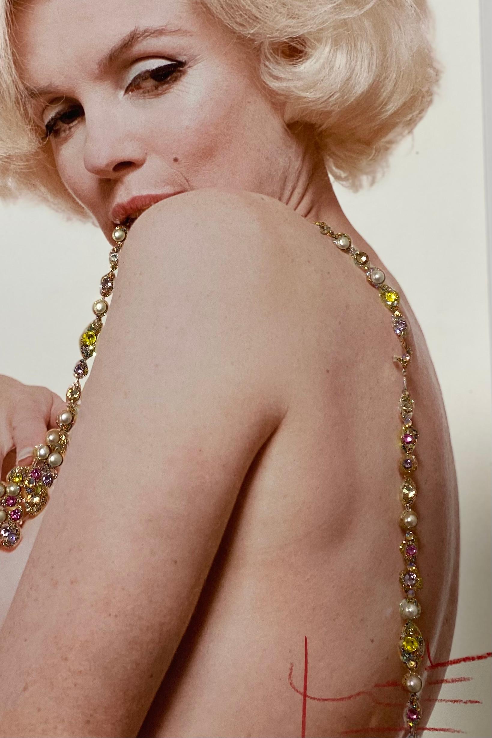 Papier Photographie de Bert Stern « Marilyn New Boob Smile Jeweled » de M. Monroe  en vente