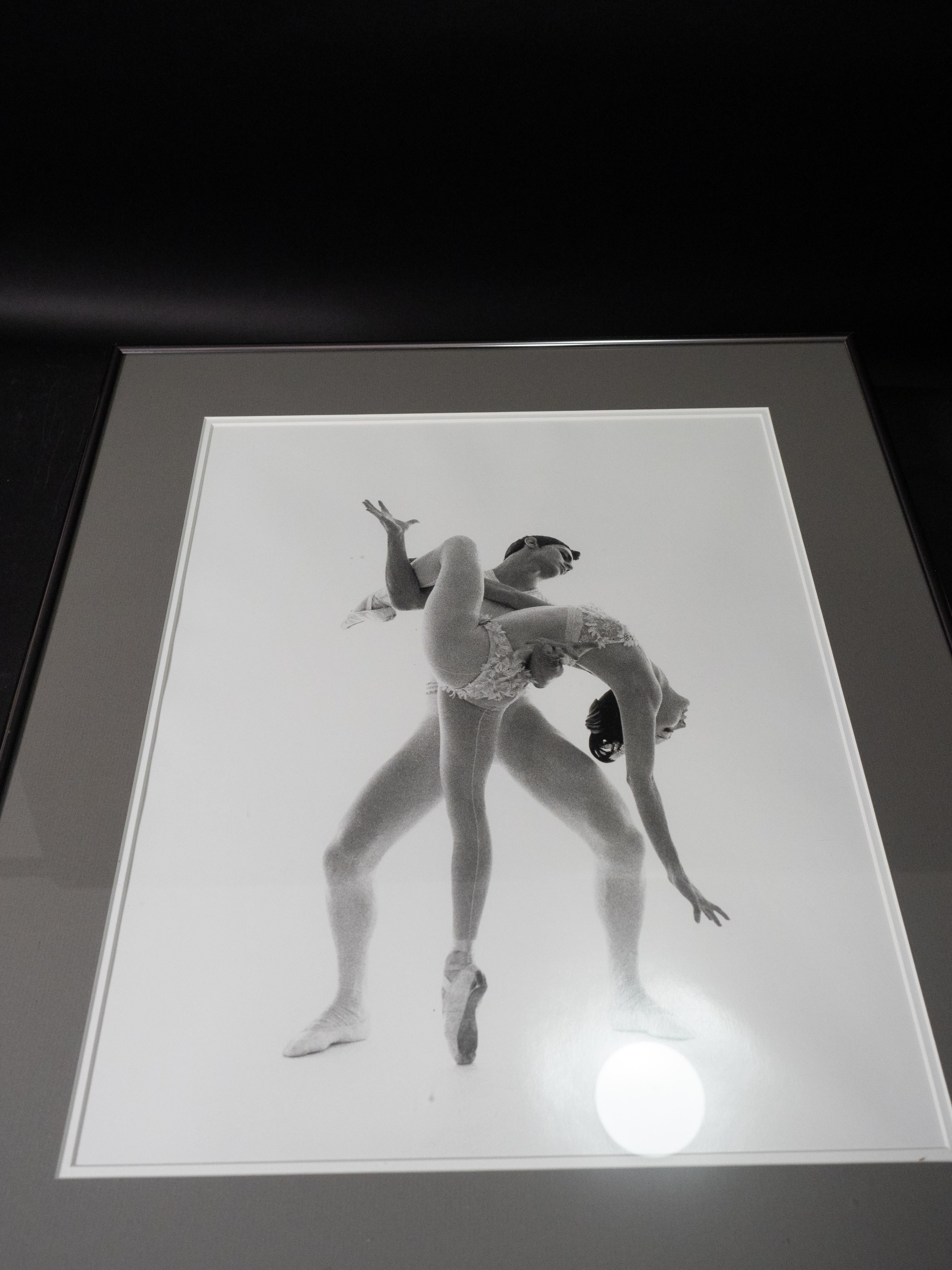 Allegra Kent et Edward Viella, Bugaku New York City Ballet Vogue - Gris Black and White Photograph par Bert Stern
