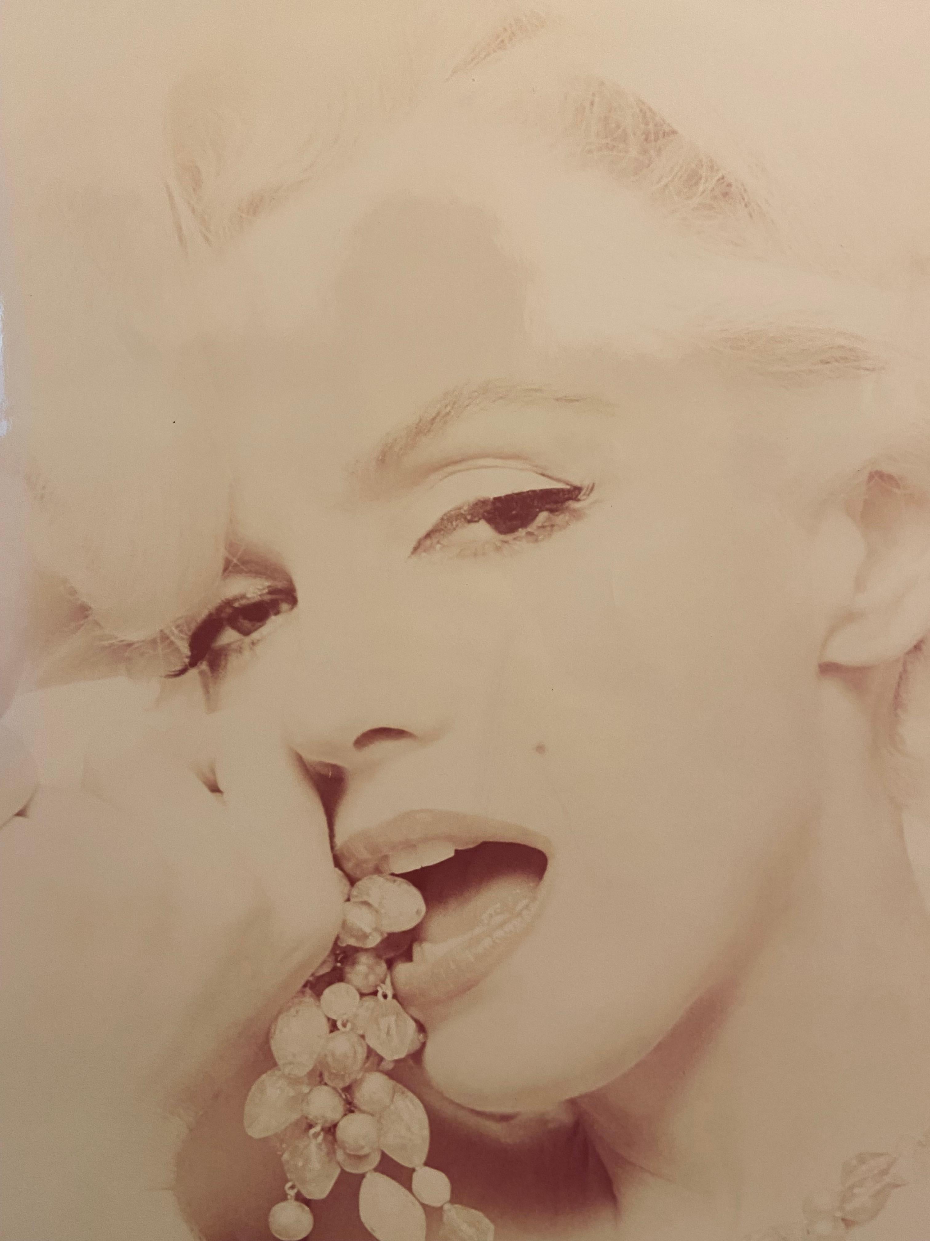 Erregt - Marilyn Monroe (Beige), Portrait Photograph, von Bert Stern