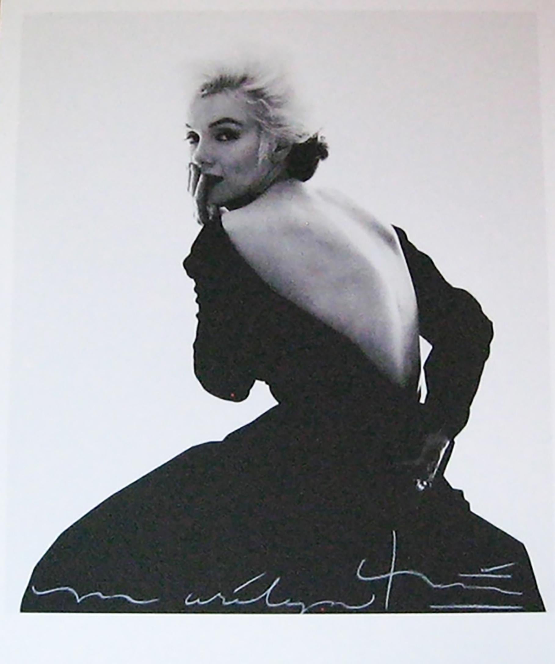 Bert Bertstern Marilyn mit Rückenlehne im Dior-Kleid (Grau), Portrait Photograph, von Bert Stern