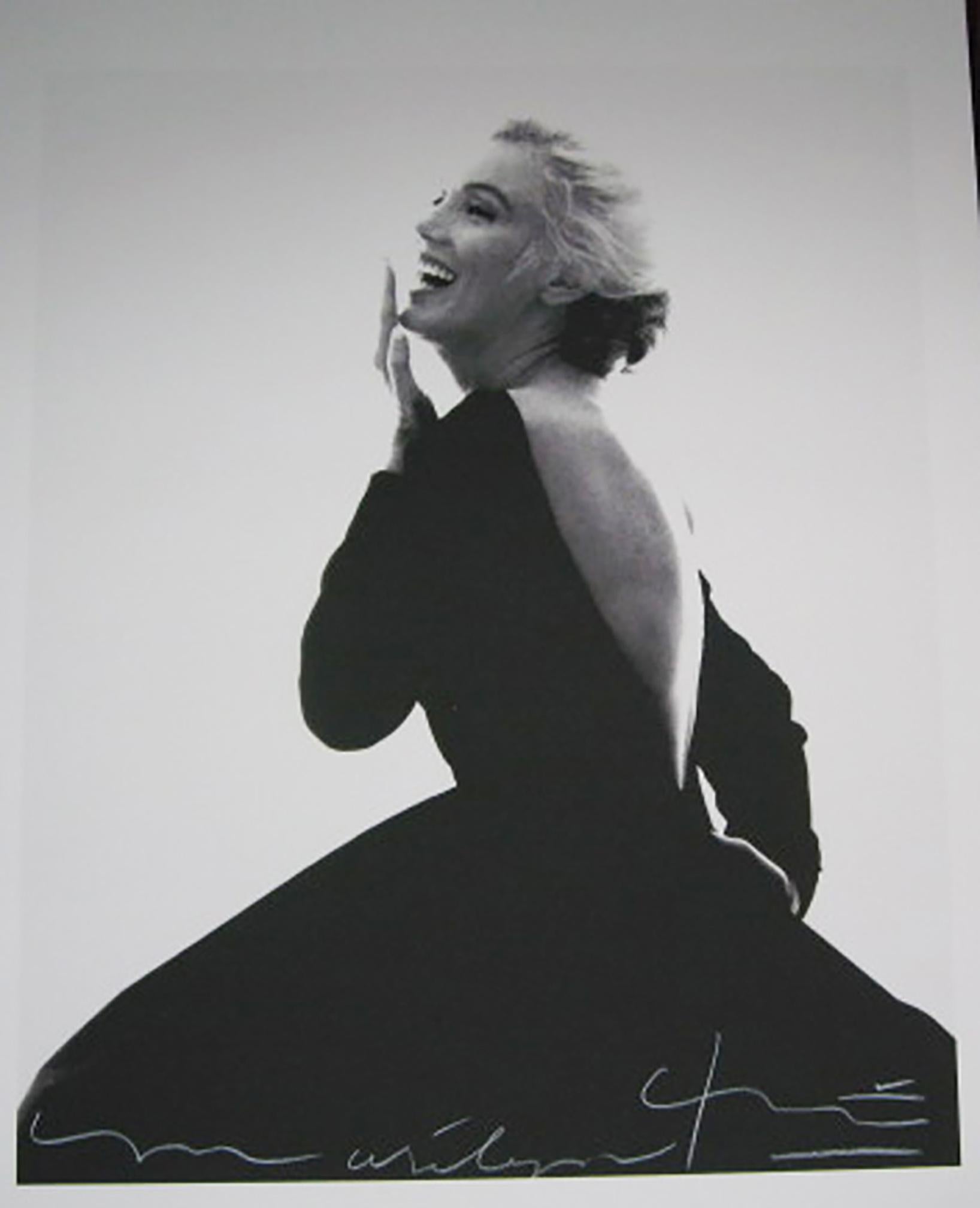 Bert Bertstern Marilyn lächelt in dem berühmten Dior-Kleid (Grau), Portrait Photograph, von Bert Stern