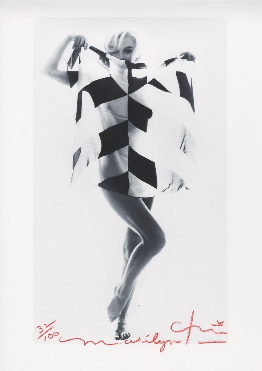 Portrait Photograph Bert Stern - Bert stern « »Marilyn Monroe  Écharpe noire et blanche   " 2012