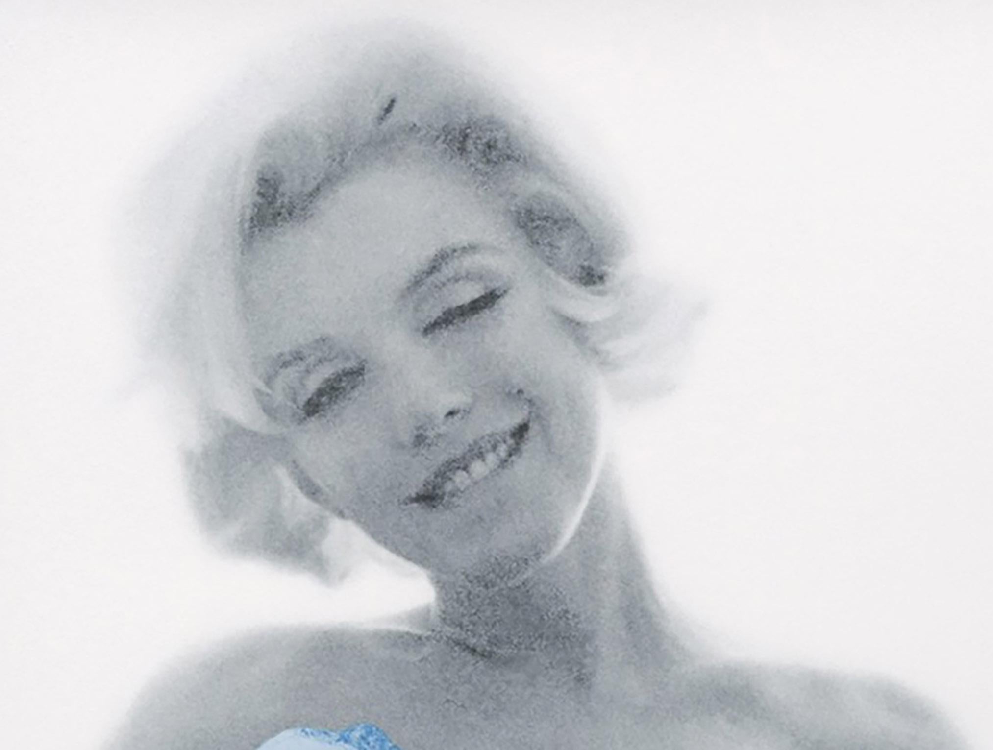 Bert stern
Roses clin d'œil bleu Marilyn   
Photo mythique de la dernière séance (1962)
Impression à jet d'encre par Bert Stern
2012
signé des deux côtés 
certificat signé par l'artiste de son vivant
copie unique
25 X 41 cms
parfait état 
jamais