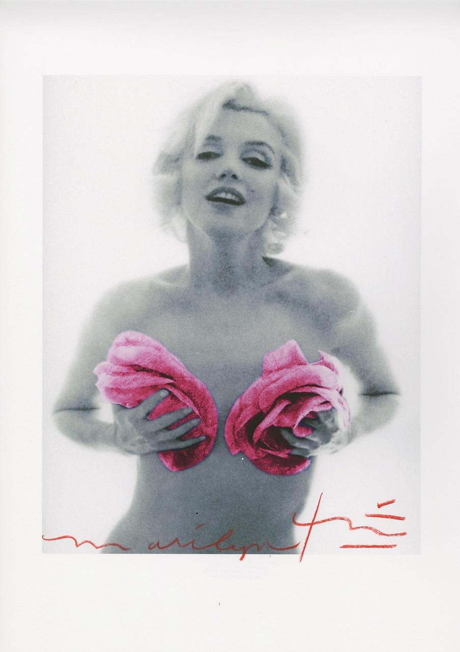 Bert stern „“Marilyn Monroe Klassische rosa Rosen „“ 2011 (Grau), Portrait Photograph, von Bert Stern