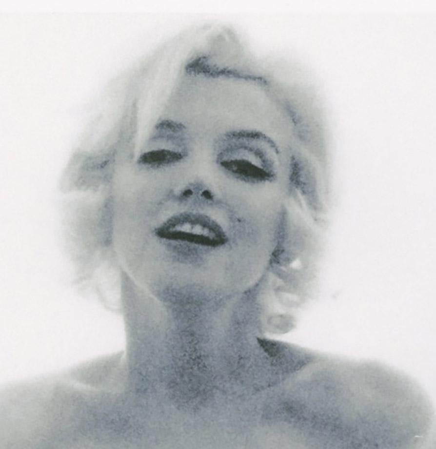 Bert Heck
Marilyn Monroe klassisch Rosa Rosen
Mythisches Foto der letzten Séance (1962)
Tintenstrahldruck von bert stern
2011
auf beiden Seiten unterzeichnet 
vom Künstler zu Lebzeiten signiertes Zertifikat
einzelexemplar
25 X 40,5 cm
einwandfreier