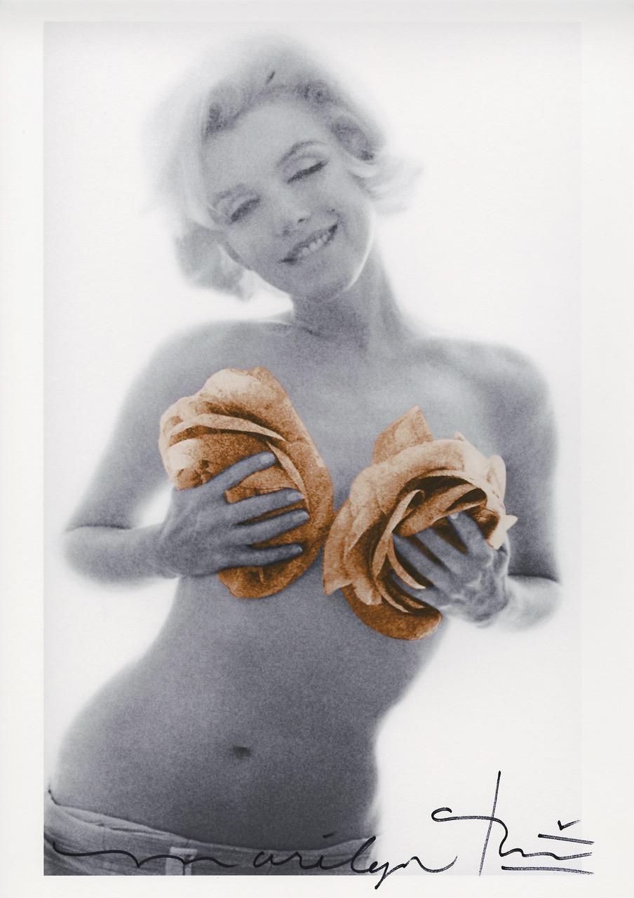 Bert stern
Marilyn Monroe gold wink roses  
Mythical photo of the last seance (1962)
Ink jet print by bert stern
2011
signed on both sides 
certificate signed by the artist in his lifetime
single copy
25 X 40,5 cms
perfect condition 
never exposed