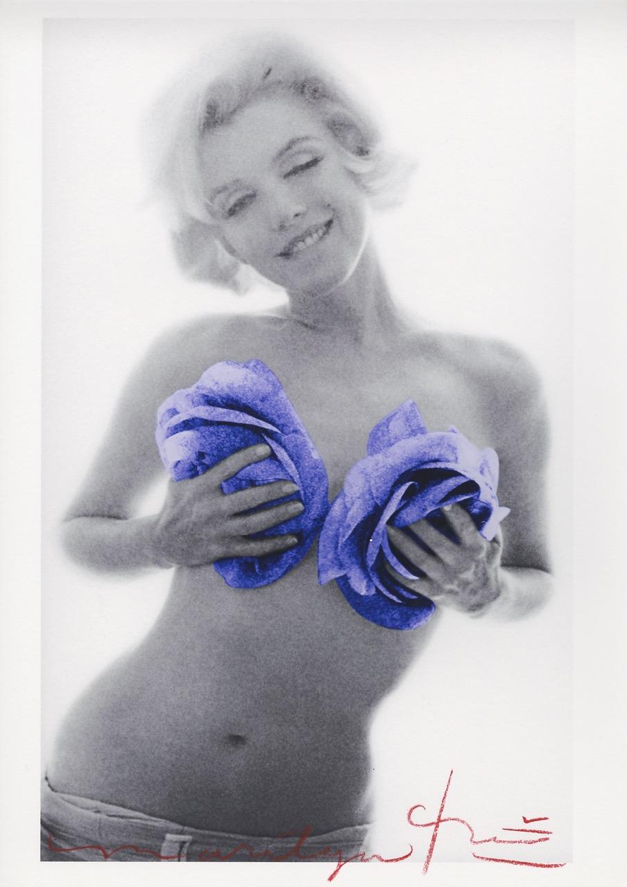 Portrait Photograph Bert Stern - Bert stern « »Marilyn Monroe roses d'ailes violettes « » 2012