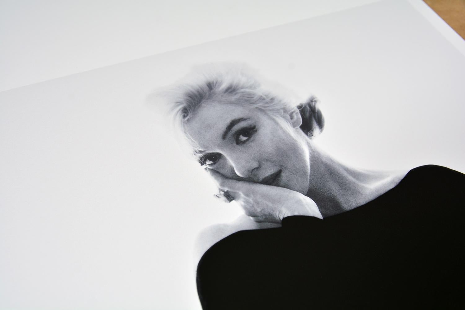 BERT STERN - LA ÚLTIMA SESIÓN - MARILYN TE MIRA, 1962. Fotografía, iconos - Portrait Photograph Gris de Bert Stern