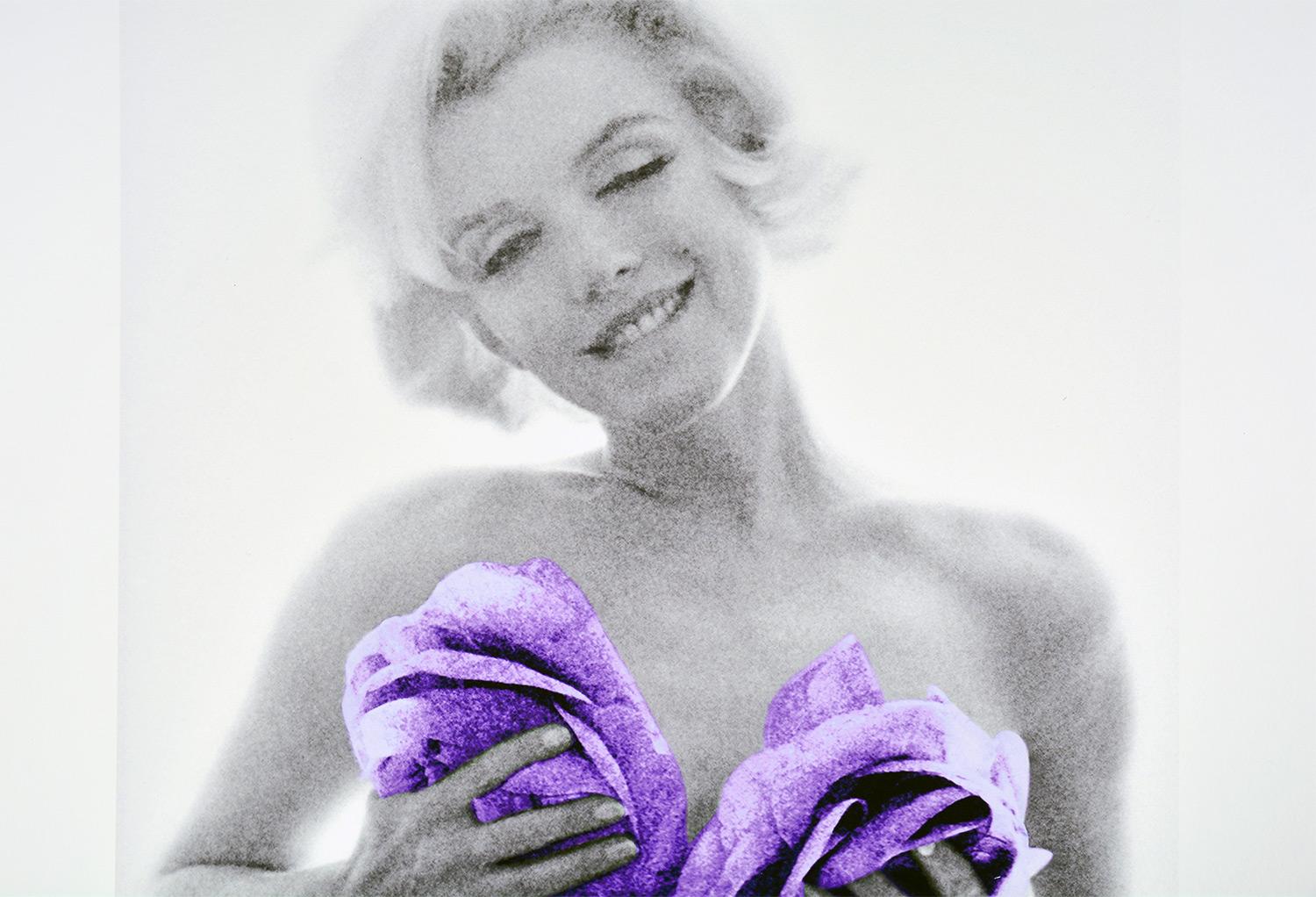 BERT STERN - L'ULTIMA SEDUTA - MARILYN PURPLE WINK ROSES, 1962 - Photograph di Bert Stern