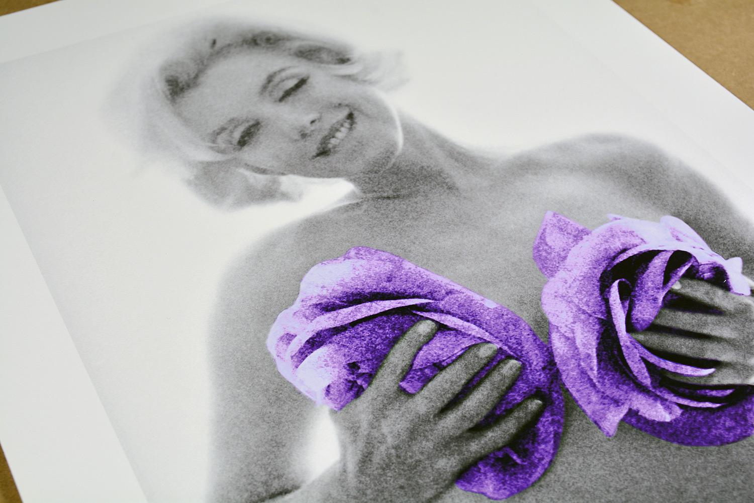 BERT STERN - L'ULTIMA SEDUTA - MARILYN PURPLE WINK ROSES, 1962 - Portrait Photograph Grigio di Bert Stern