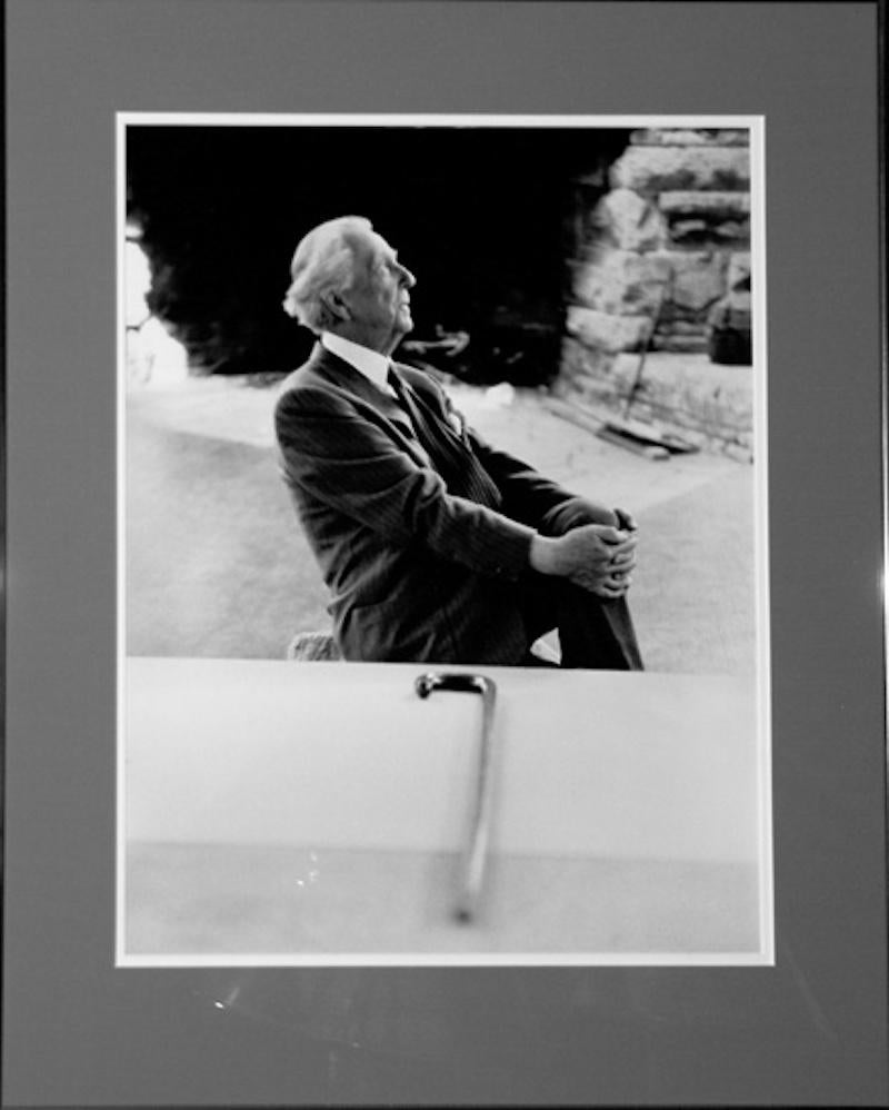 Portrait Photograph Bert Stern - Frank Llyod Wright - Architecte américain possédé d'une canne