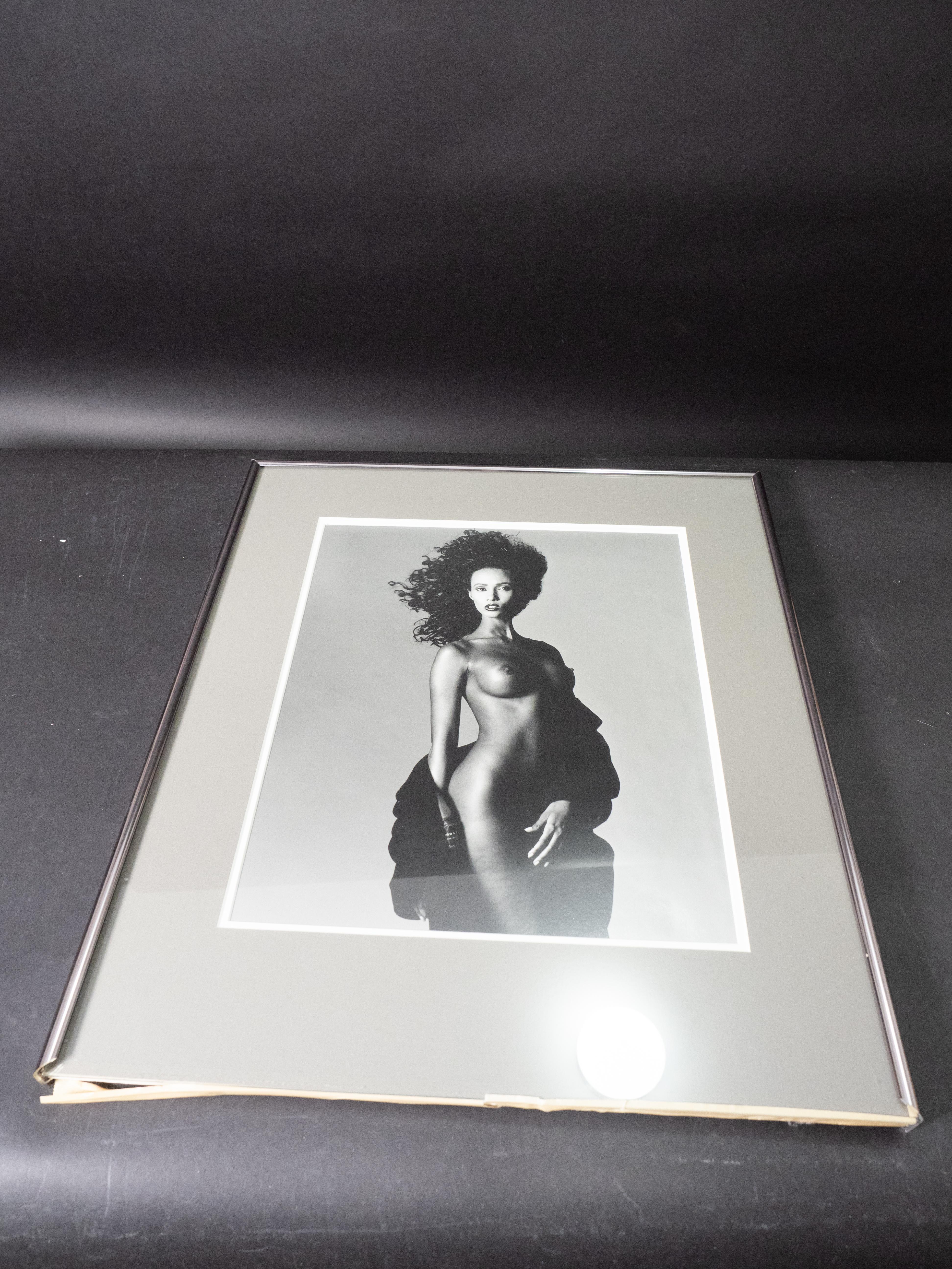 Iman Supermodel New York Schwarze Frau in Akt – Photograph von Bert Stern