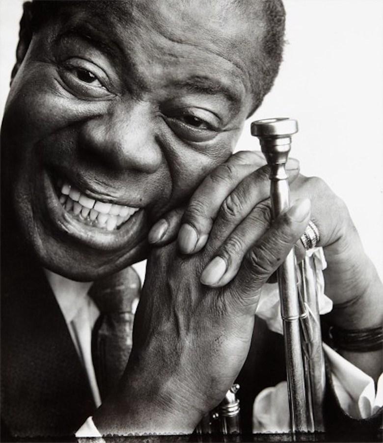 Bert Stern Black and White Photograph – Posed Trumpet von Louis Armstrong mit Trompete